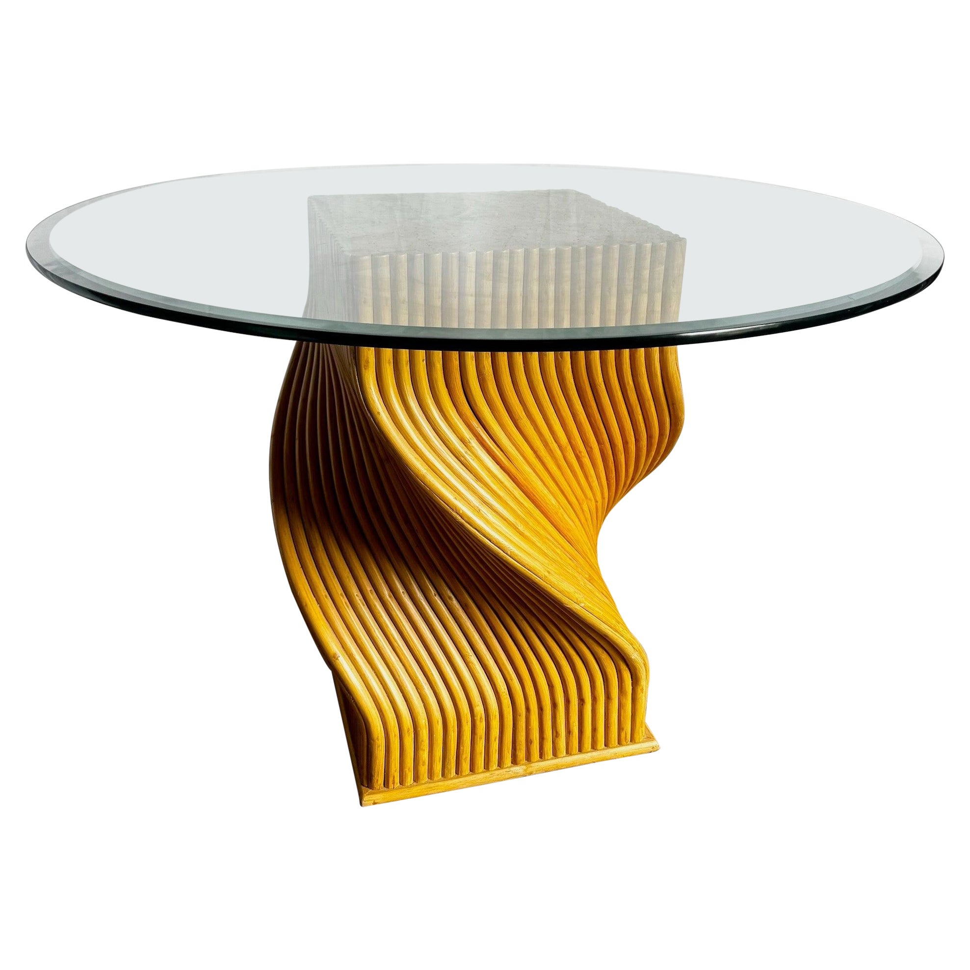 Mesa de comedor vintage boho de ratán retorcido con tapa de cristal, estilo McGuire en venta