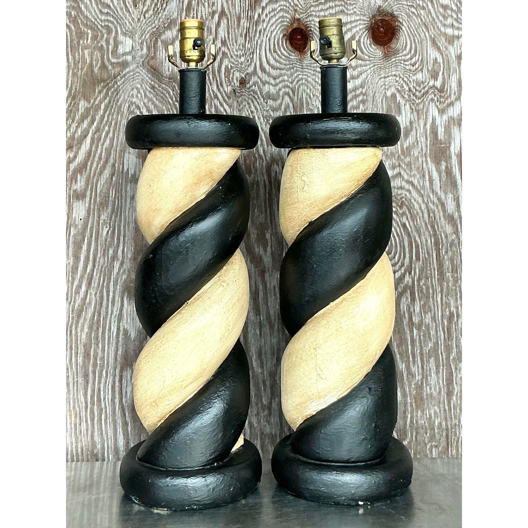 Este llamativo par de lámparas vintage boho de madera retorcida desprende artesanía artística y atractivo atemporal. Las bases de madera bellamente esculpidas presentan un dinámico diseño retorcido, que combina tonos de madera natural con atrevidos