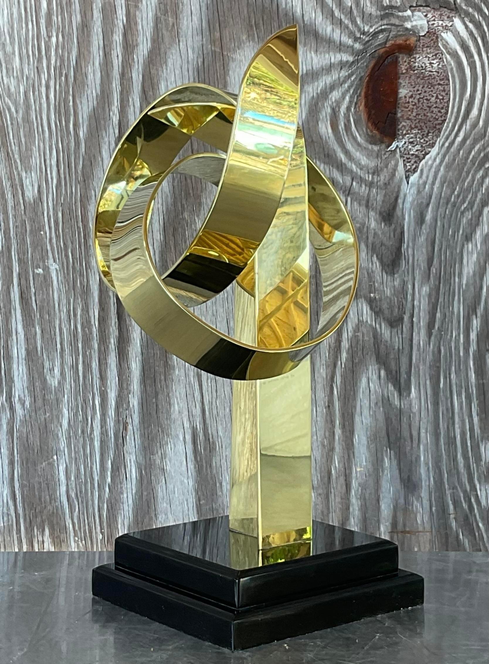 XX secolo Scultura vintage in ottone Looping di Van Teal in vendita