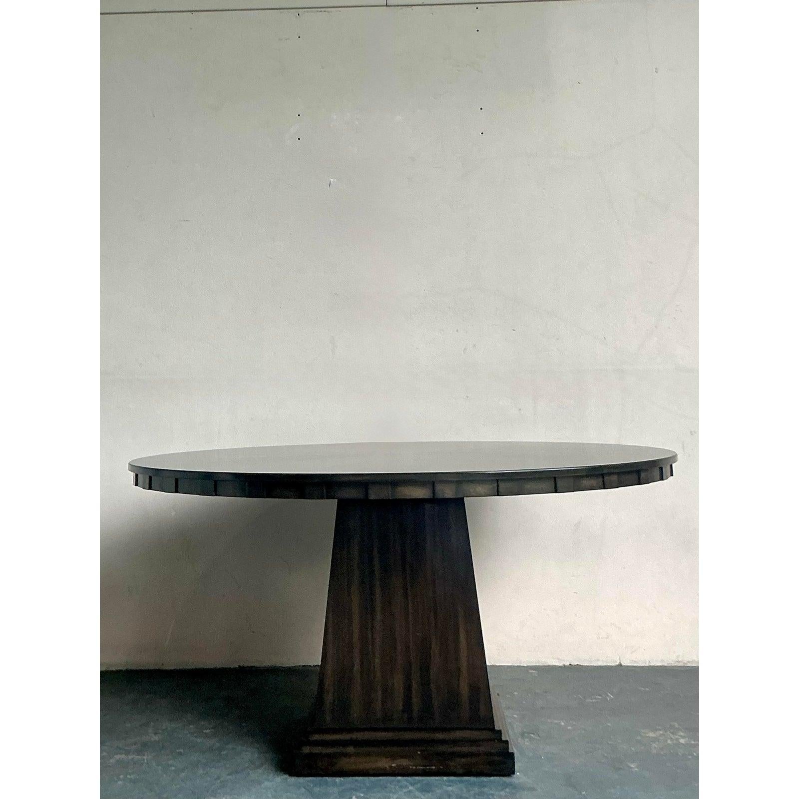 Ancrez votre salle à manger avec la sophistication élégante de cette table ronde vintage de Vanguard Furniture. Chef-d'œuvre de sobriété moderne, cette table est dotée d'un généreux plateau circulaire de 60 pouces, revêtu d'une laque noire satinée