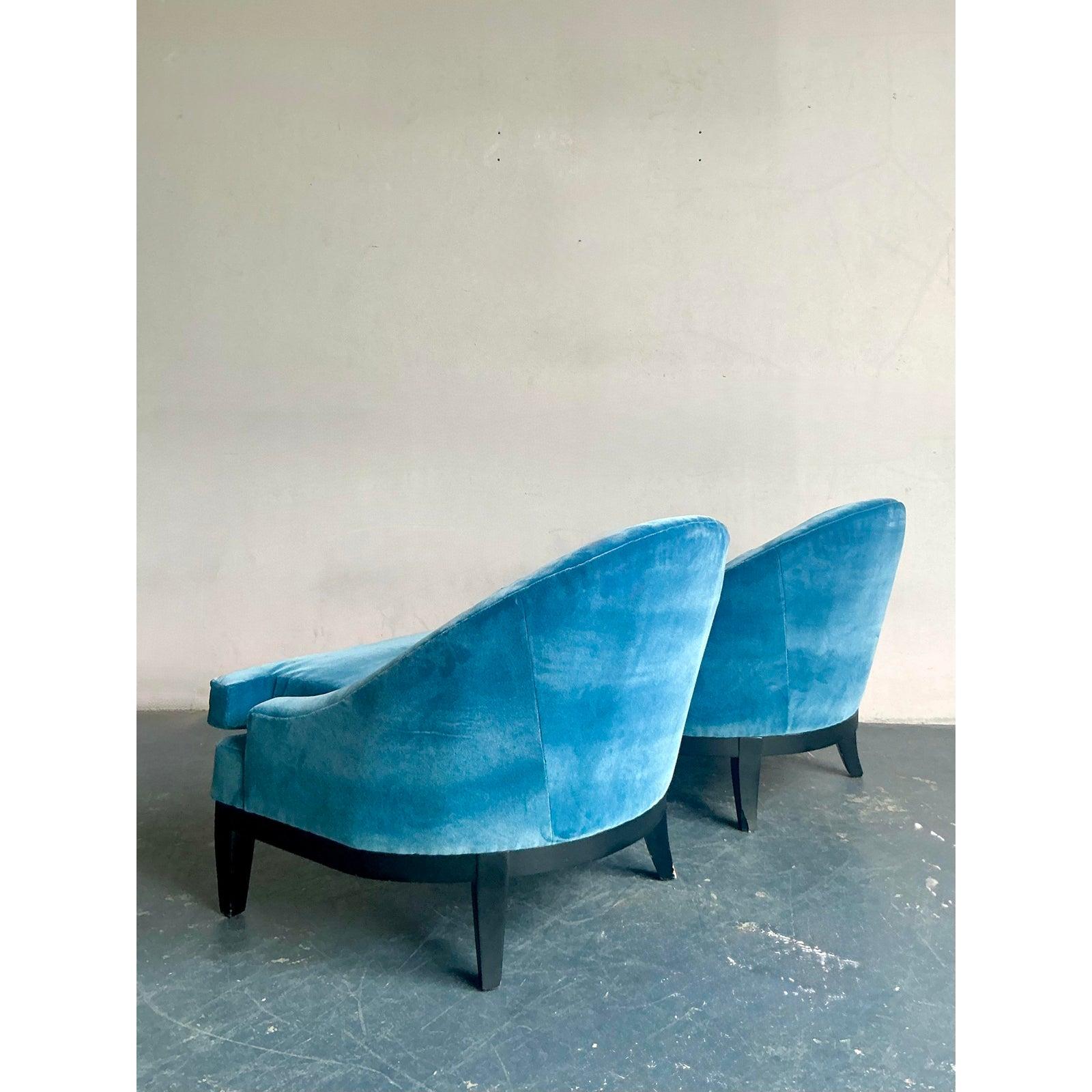 Cette paire de chaises longues vintage à dossier en tonneau offre un confort sophistiqué et rehausse la qualité de votre aménagement. Recouvert d'un velours bleu ardoise moelleux, chaque fauteuil présente une silhouette incurvée et sans couture qui