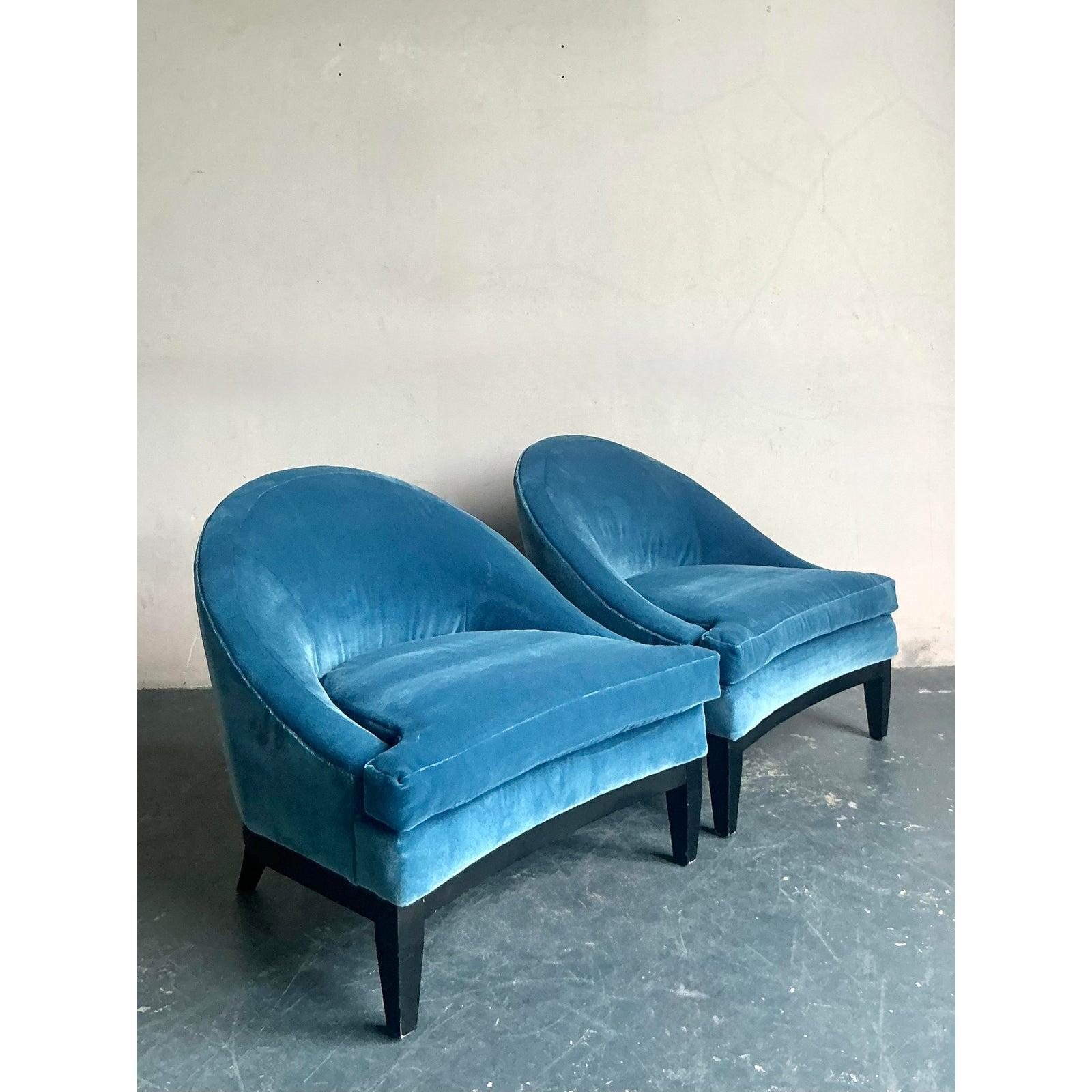 Art déco Chaises longues vintage en velours Boho à dossier en tonneau - une paire en vente