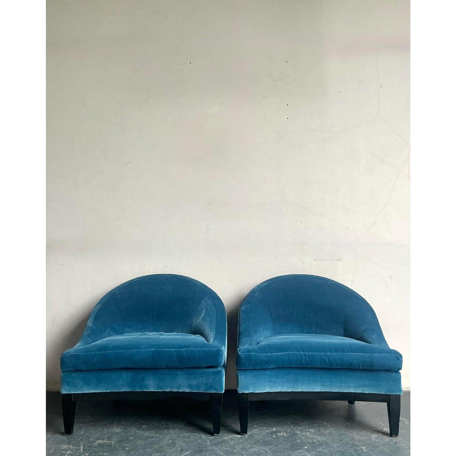 Américain Chaises longues vintage en velours Boho à dossier en tonneau - une paire en vente