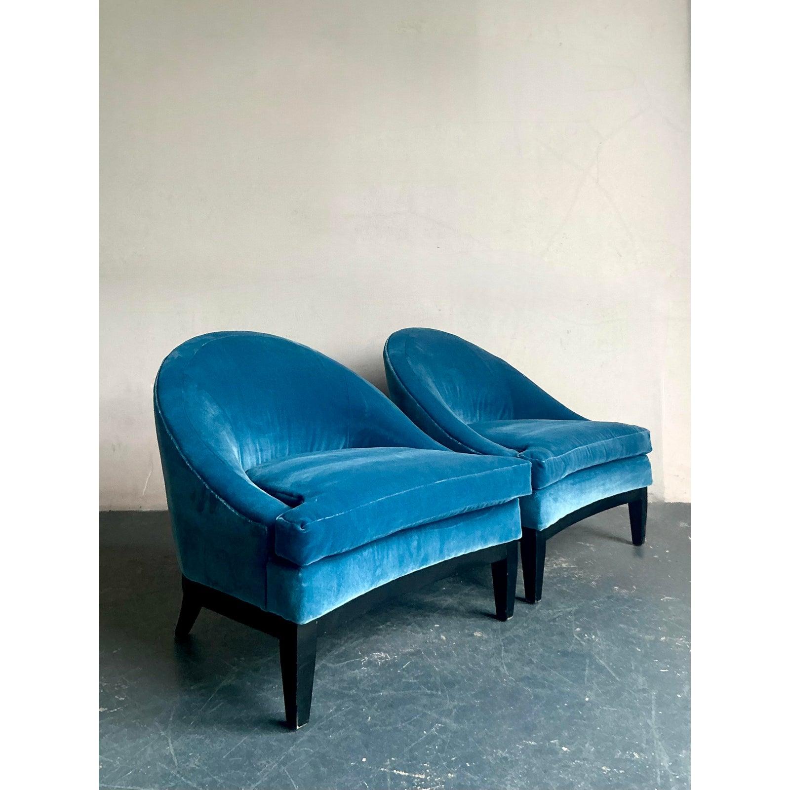 Chaises longues vintage en velours Boho à dossier en tonneau - une paire Bon état - En vente à West Palm Beach, FL