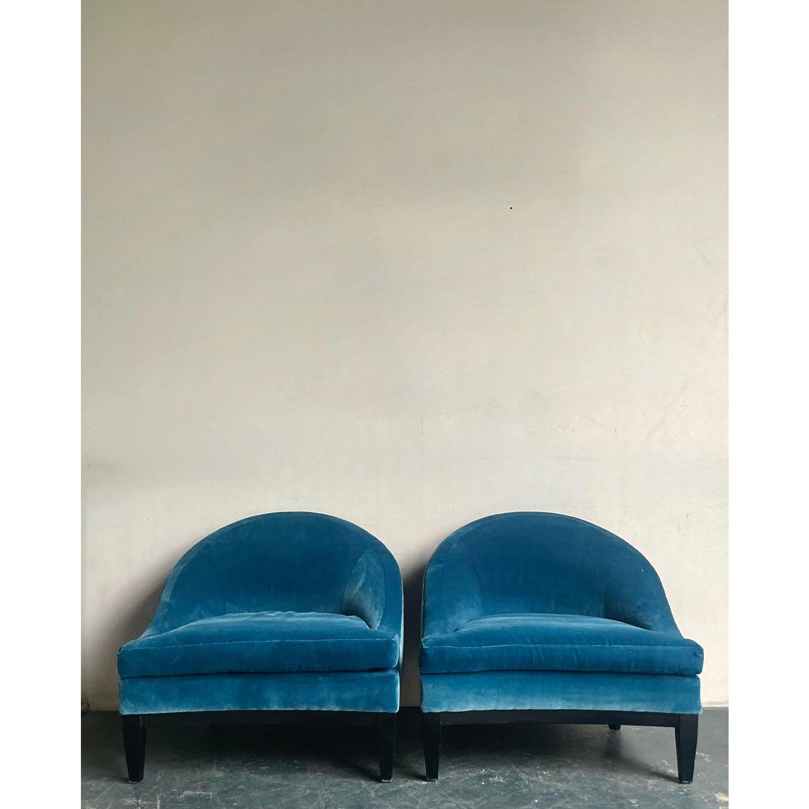 20ième siècle Chaises longues vintage en velours Boho à dossier en tonneau - une paire en vente