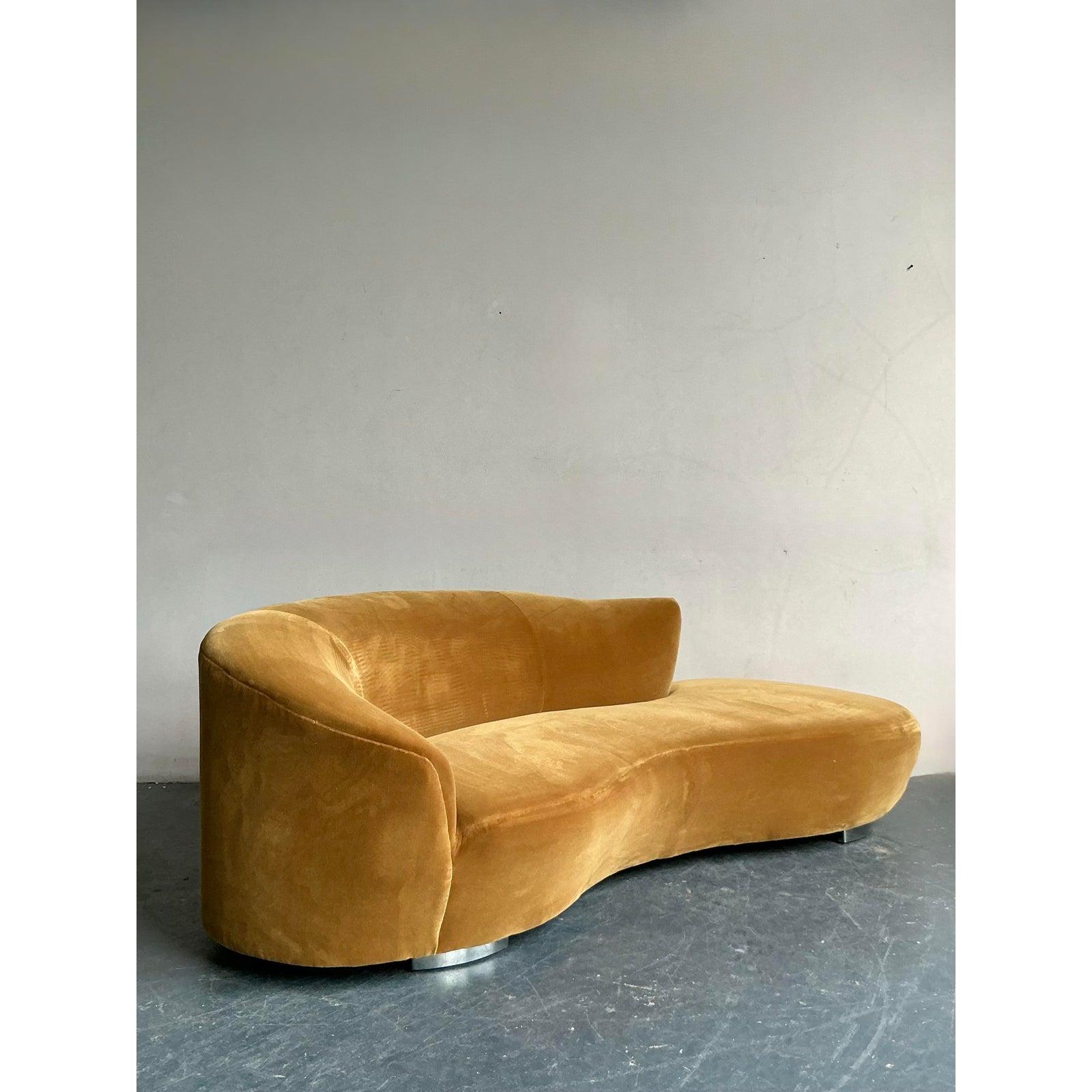 Sofá Serpentina Vintage Boho de Terciopelo Según Kagan Estadounidense en venta