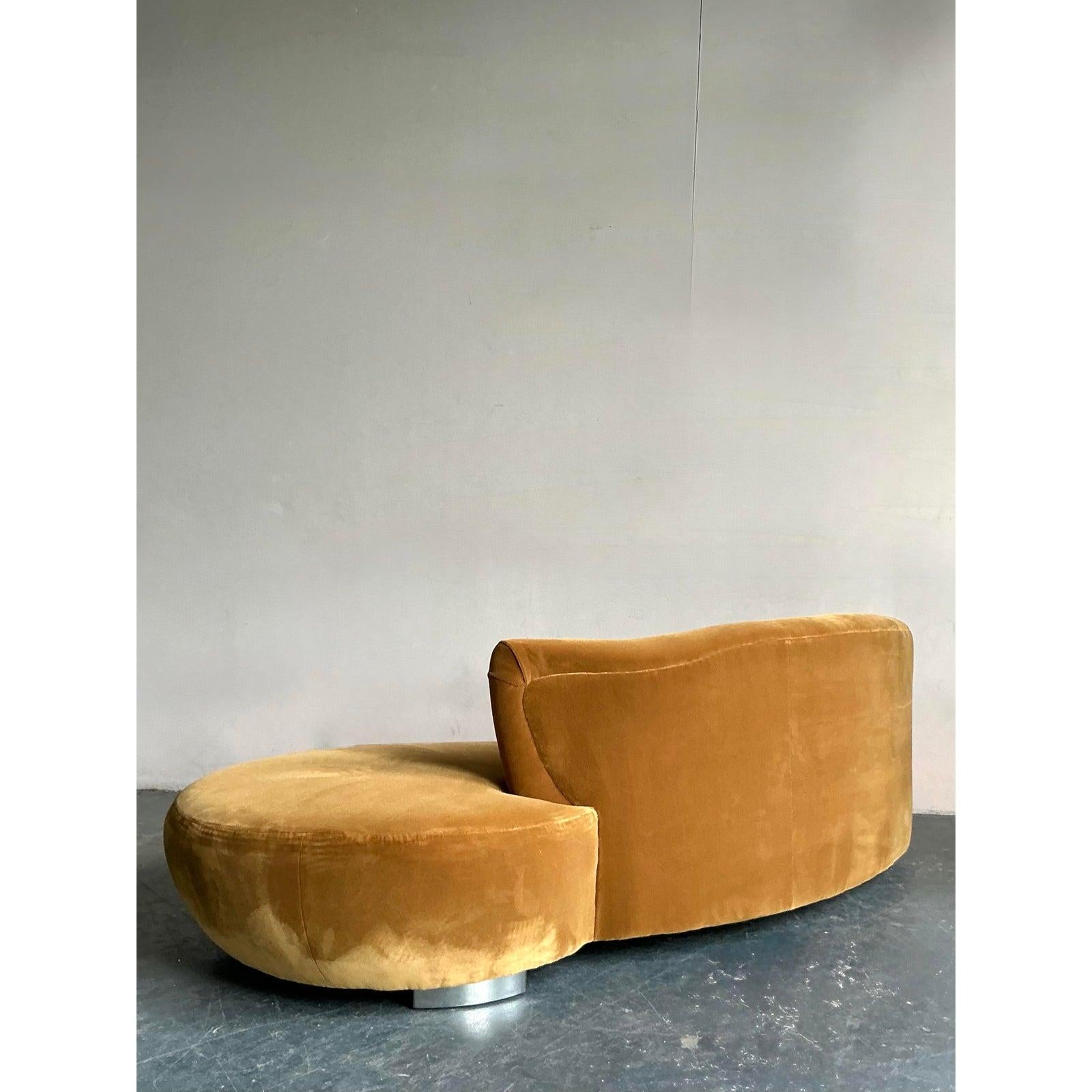 Sofá Serpentina Vintage Boho de Terciopelo Según Kagan Tapicería en venta