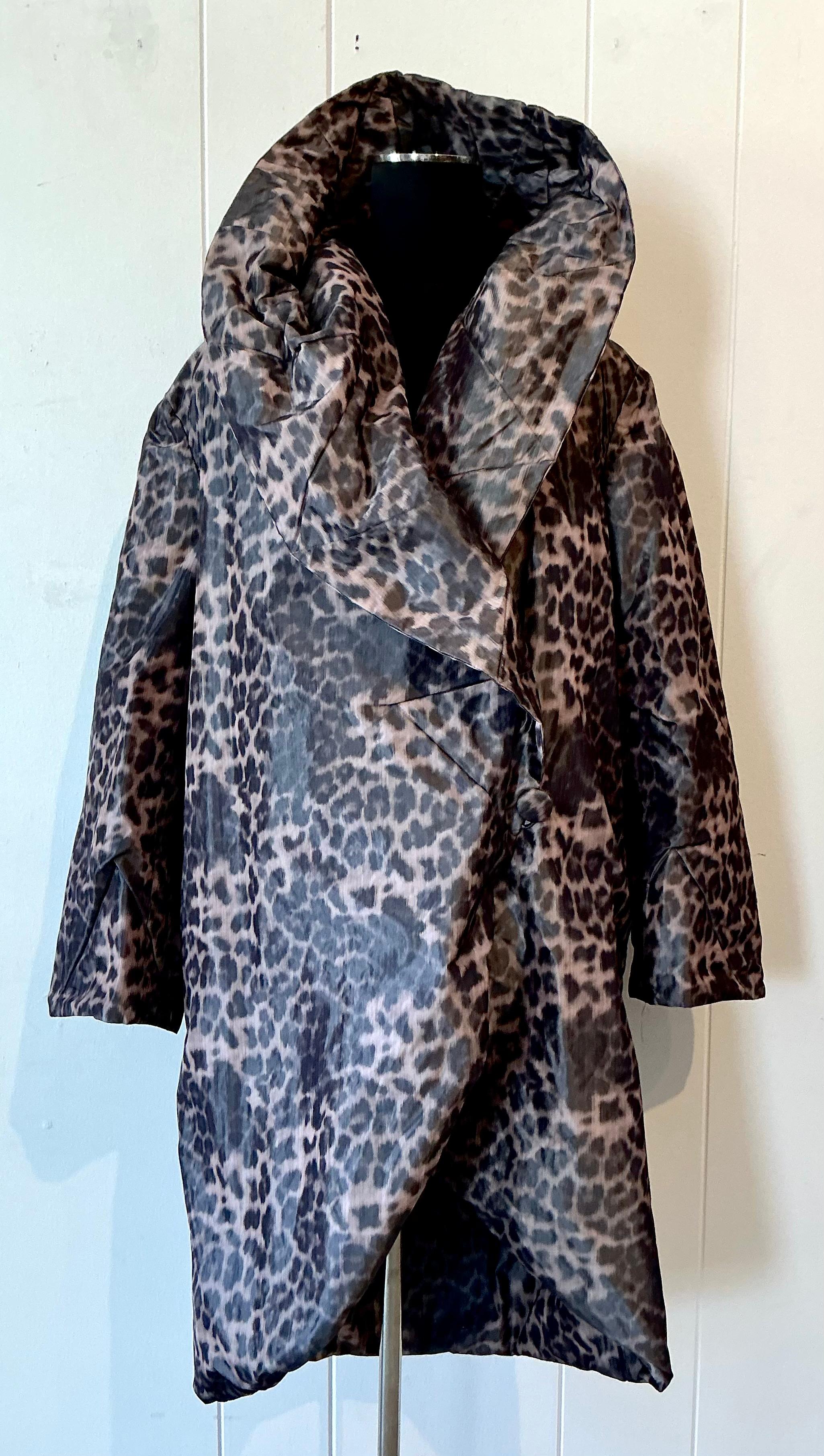 Este abrigo boho vintage con capucha y estampado de leopardo de Vicky Tiel es una prenda feroz y fabulosa que transmite glamour con un toque de espíritu libre. Confeccionado con la feminidad dramática característica de Vicky Tiel, el abrigo presenta