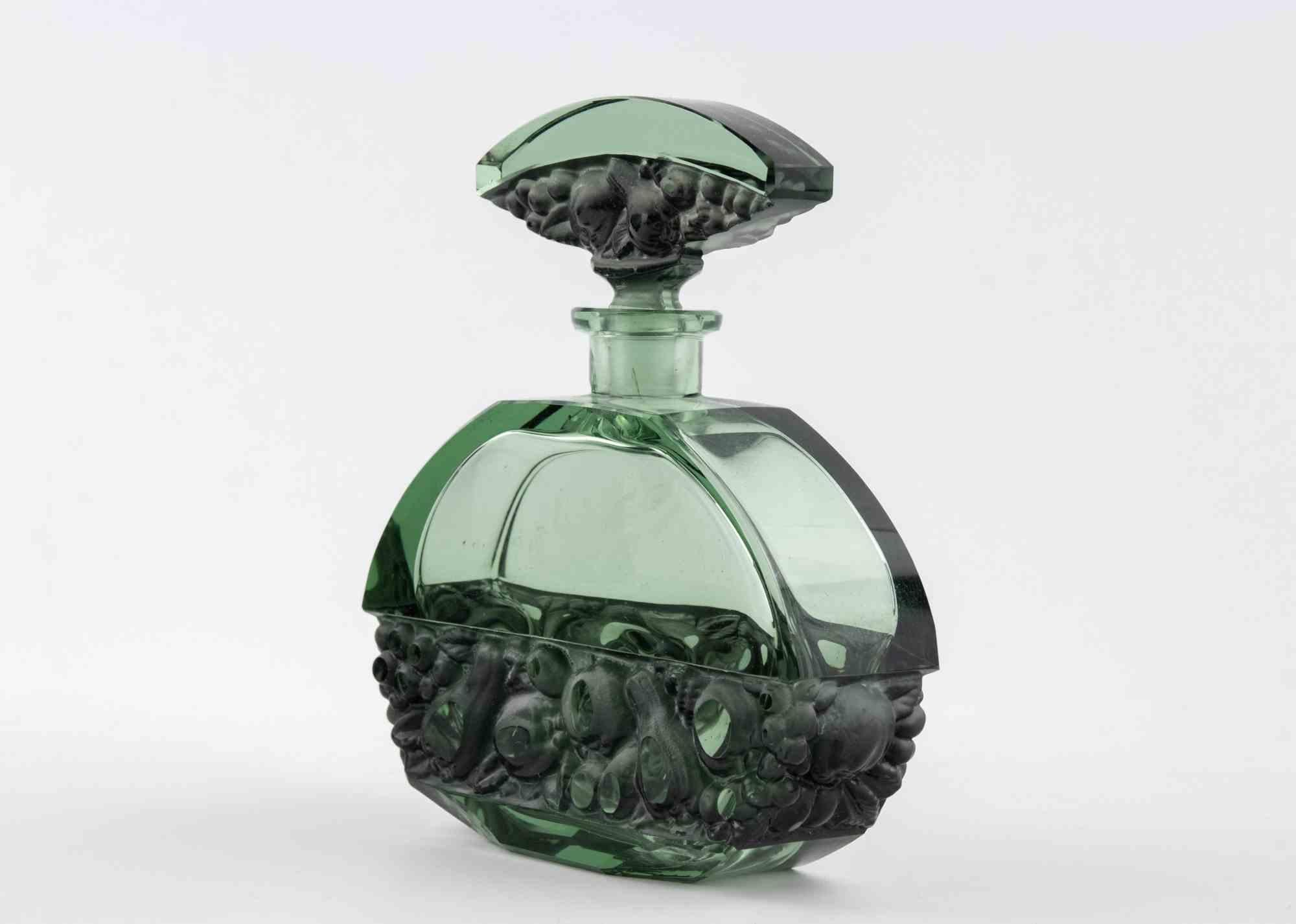 Vintage Czech Boho Vogel & S'Appe Moulded Fuits Cut Art Decanter.

With its original cap.

Very good condition.