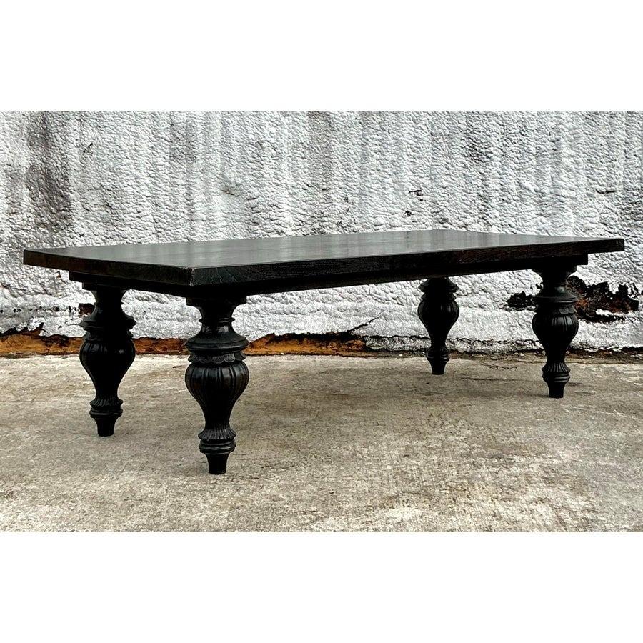 Introduisez l'art intemporel dans votre espace de vie avec cette table basse en bois tourné vintage boho Walker Zabriskie. Cette table, qui témoigne d'un savoir-faire exquis, est dotée d'une base sculpturale en bois tourné qui dégage un charme