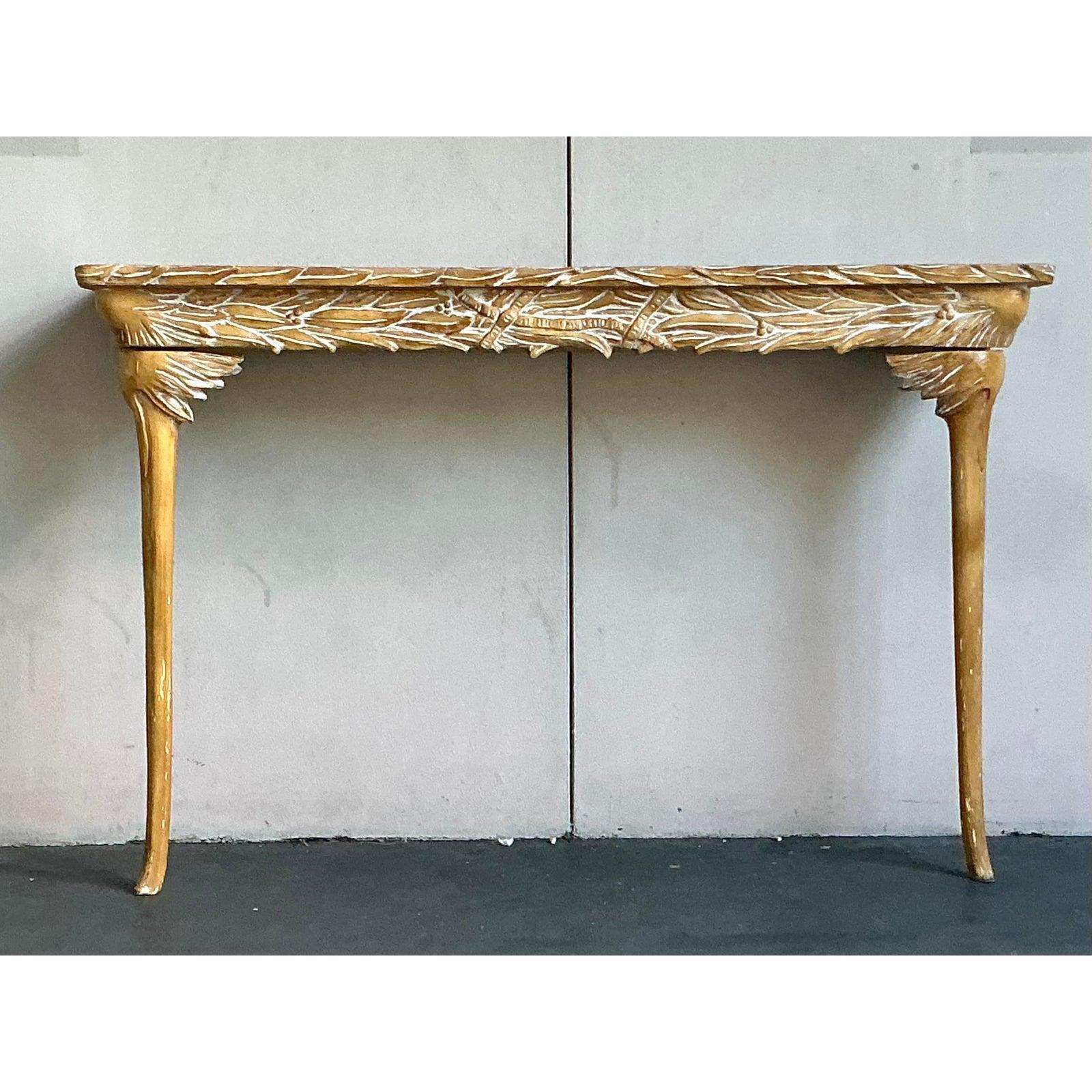 Dieser Konsolentisch im Vintage-Stil ist ein atemberaubendes Beispiel für handwerkliche Kunstfertigkeit und setzt ein unmittelbares und elegantes Zeichen. Die Schürze und die Beine sind reich mit tief geschnitzten, skulpturalen Blättern verziert,
