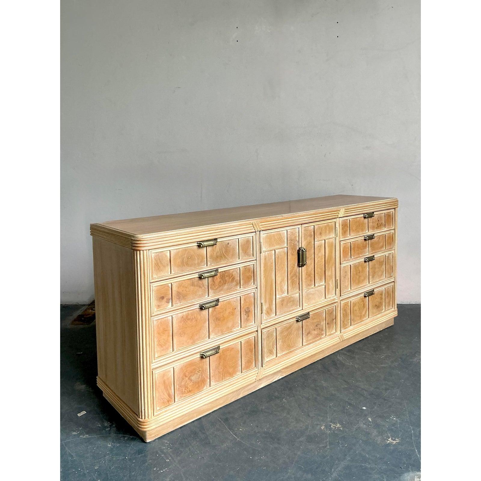 Wir präsentieren eine atemberaubende Kommode aus gewaschenem Wurzelholz im Boho-Chic-Stil, ein außergewöhnliches Stück, das rustikalen Charme nahtlos mit der Sensibilität des Mid-Century Modern verbindet. Diese Kommode zeichnet sich durch eine