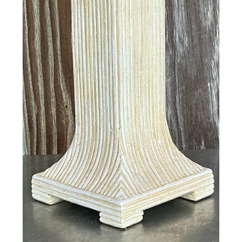 Eleva tu decoración de inspiración costera con esta lámpara vintage de cerámica esmaltada con forma de pez vela. El diseño único presenta una base de pez vela bellamente elaborada con un acabado esmaltado de inspiración costera que añade un toque de