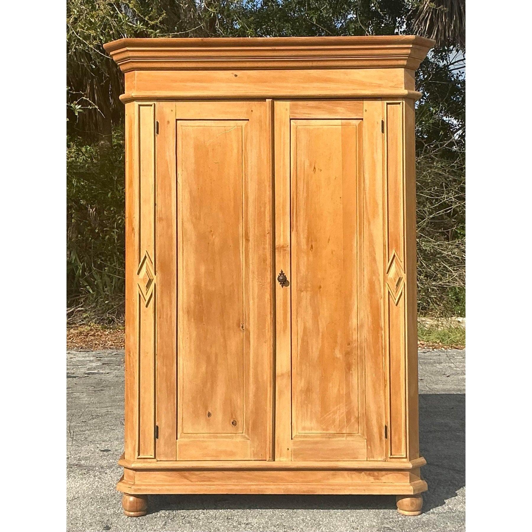 Porta calore e carattere al tuo spazio con questo splendido armadio vintage in pino lavato boho. Caratterizzato da una venatura naturale del legno e da una patina leggermente invecchiata, questo pezzo emana un fascino rustico e senza tempo. Le