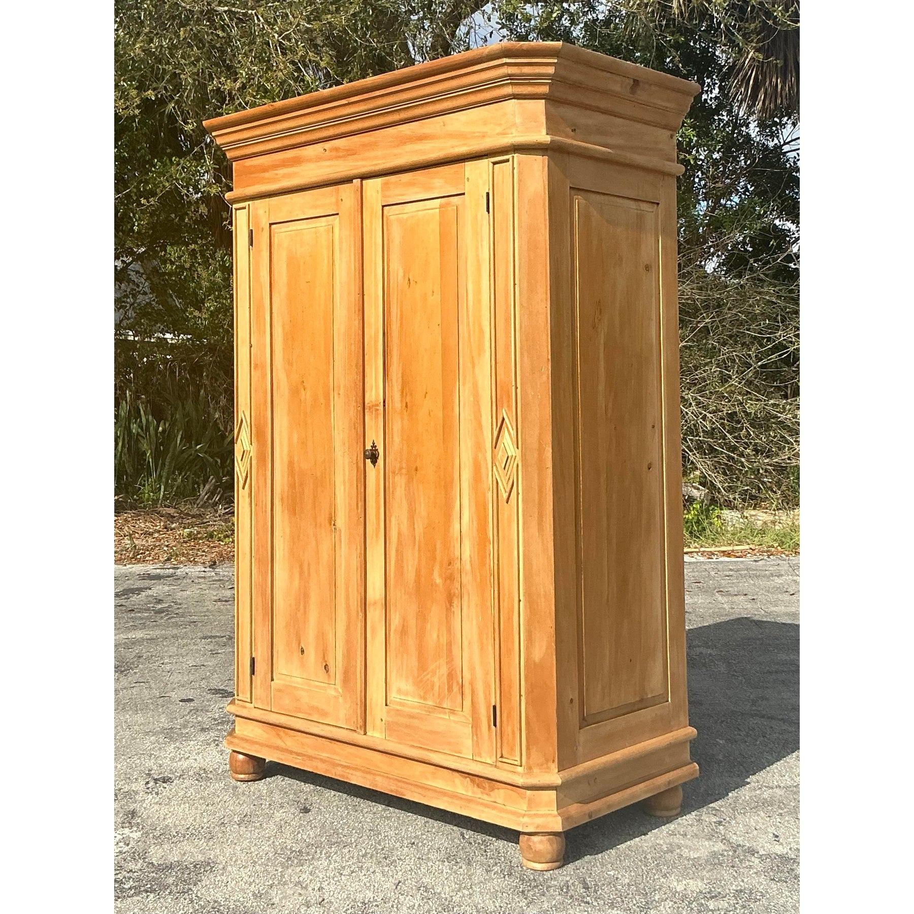 Armoire in pino lavato Vintage By In condizioni buone in vendita a West Palm Beach, FL