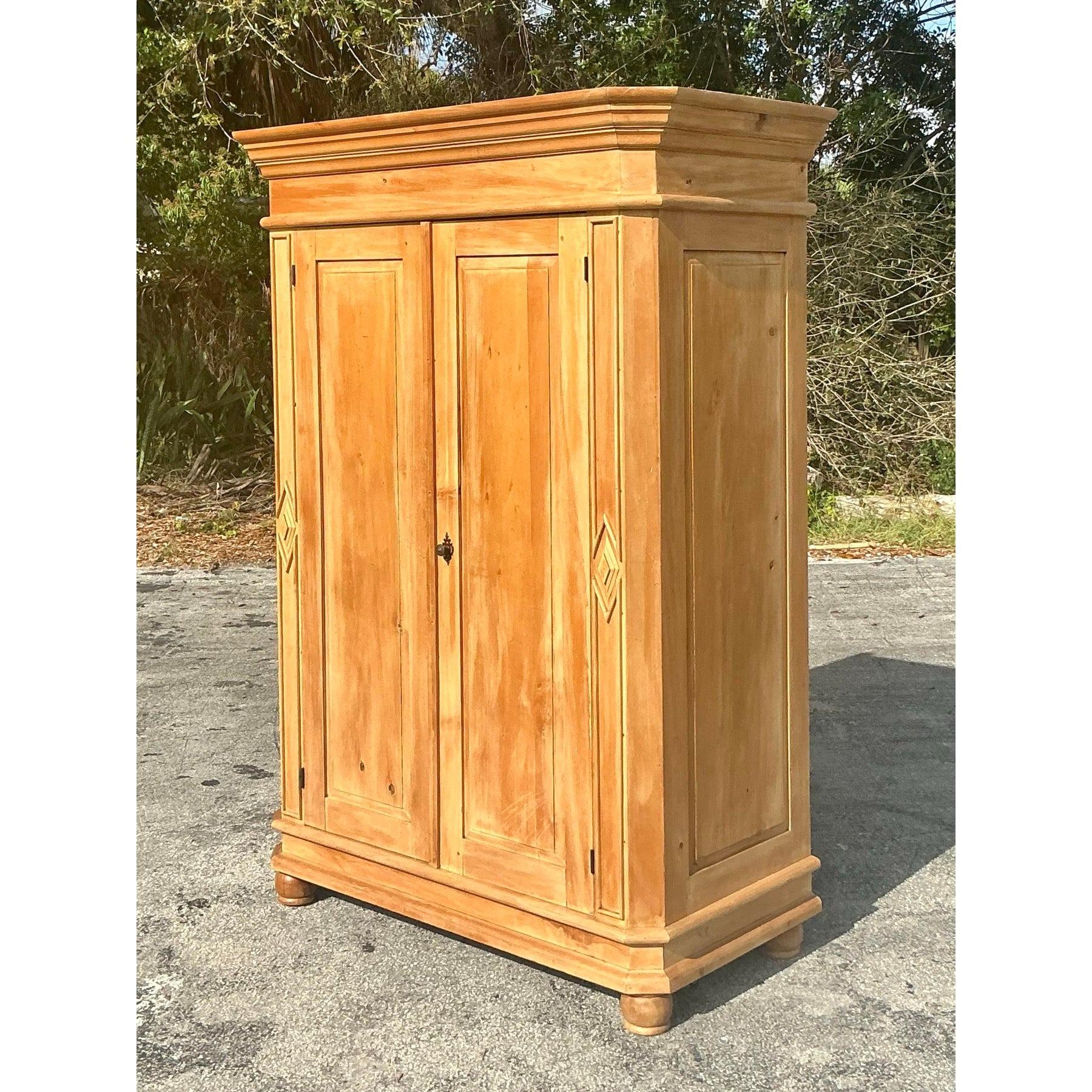 Pino Armoire in pino lavato Vintage By in vendita