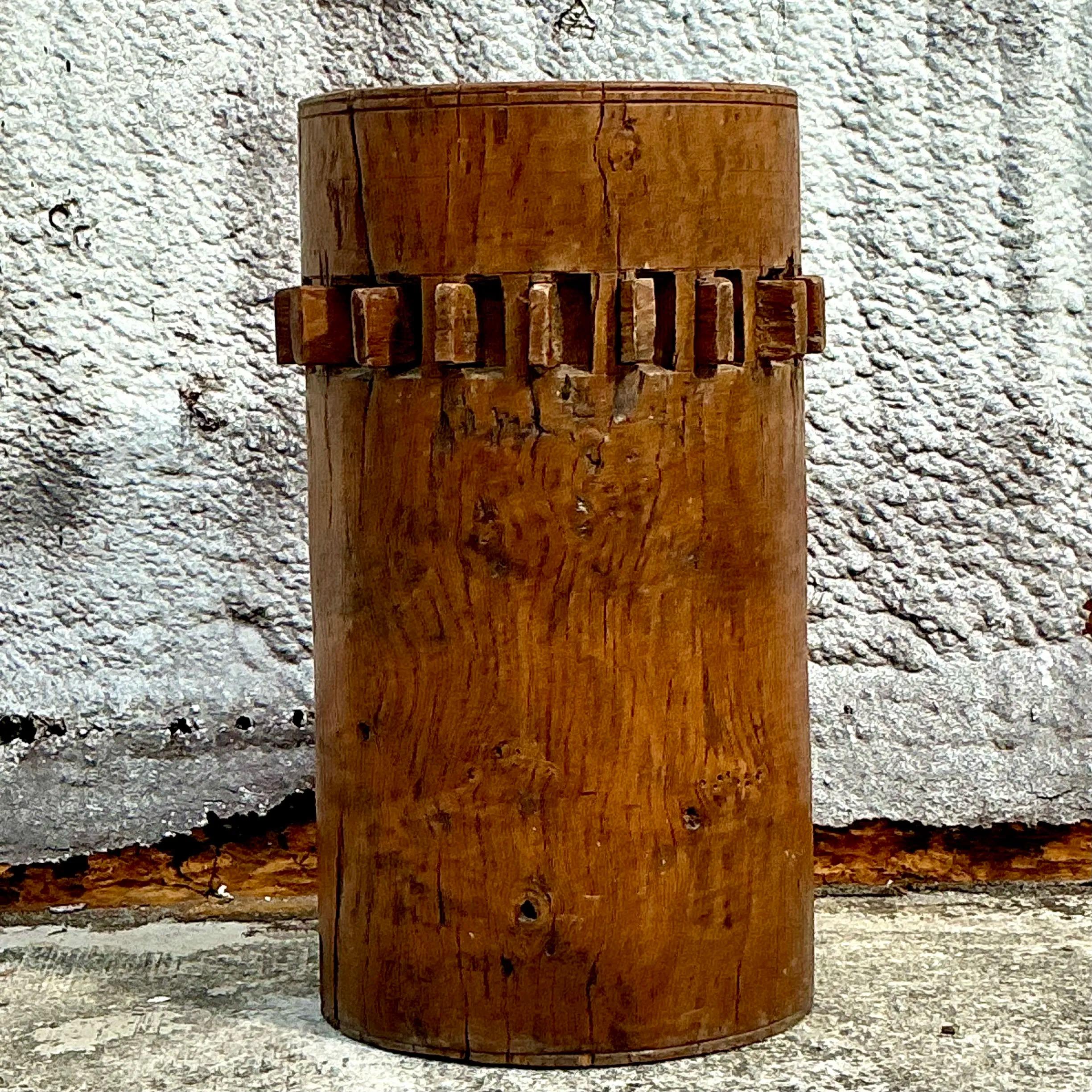 Haz una declaración audaz con este pedestal vintage boho de madera para engranajes. Elaborado con detalles intrincados y un acabado rústico, su diseño inspirado en los engranajes añade encanto industrial con un toque bohemio. Perfecto como soporte