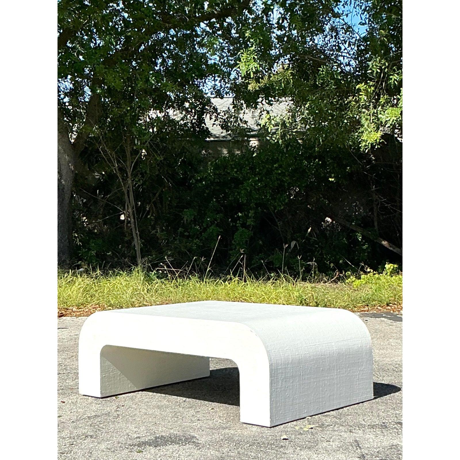 Bois Table basse vintage Boho en toile d'herbe avec cascade en vente