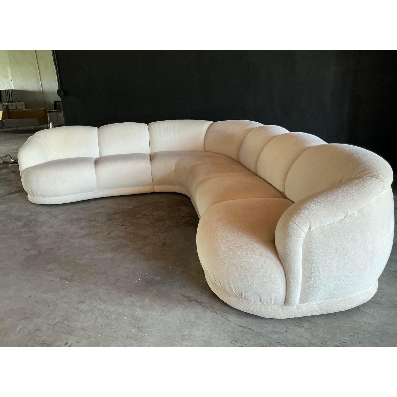 Dieses monumentale biomorphe Vintage-Sofa ist ein Beispiel für die kühne, freigeistige Eleganz des Designs der 1970er Jahre. Die atemberaubende, serpentinenartige Kurve und die flache Silhouette schaffen einen sofortigen Gesprächsplatz