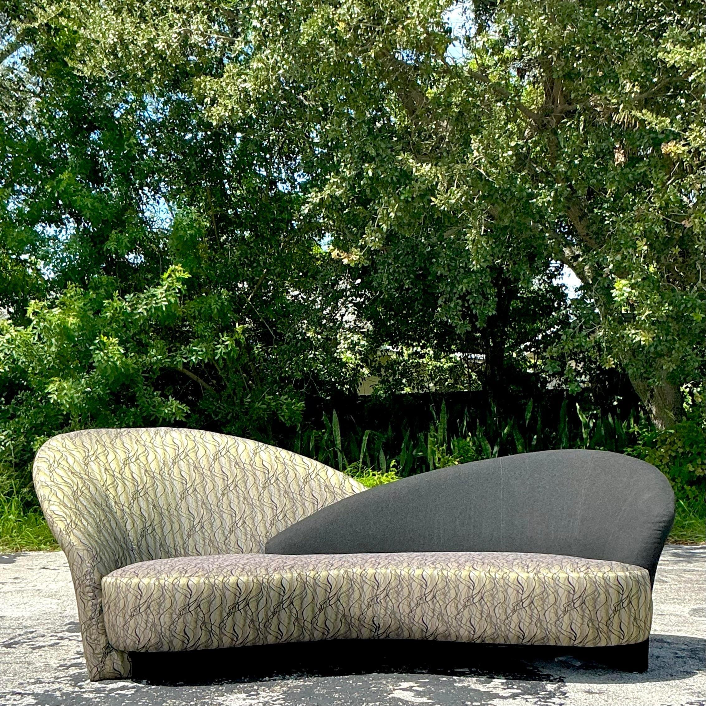 Faites une déclaration audacieuse avec ce canapé biomorphe Vintage Boho Weimann for Preview. Sa silhouette organique aux formes libres, associée au design du milieu du siècle, dégage une élégance artistique. Les courbes biomorphiques offrent à la