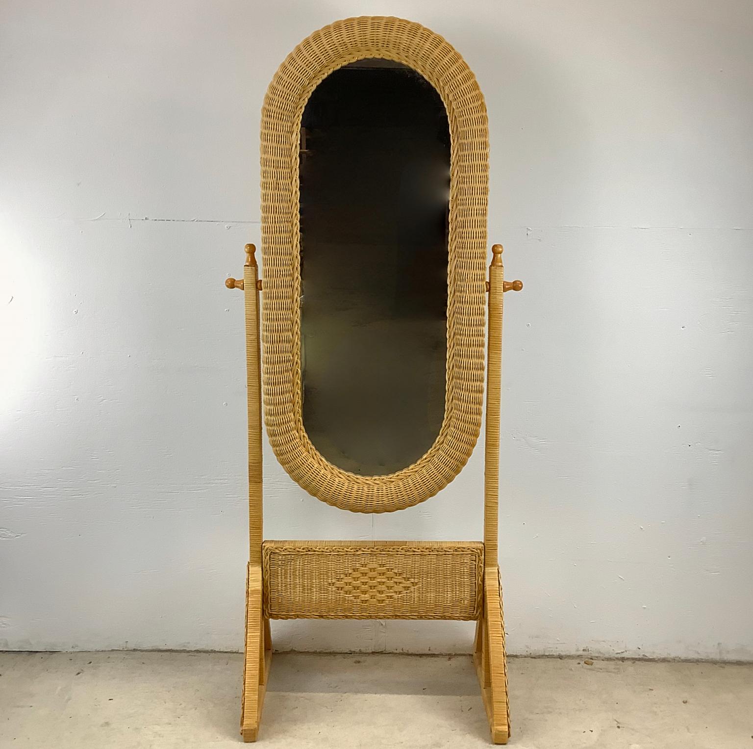 Questo affascinante specchio chevale in vimini vintage combina senza sforzo funzionalità e stile. Questo bellissimo pezzo, simile a quello mostrato nell'immagine allegata, emana un'eleganza senza tempo che sicuramente valorizzerà qualsiasi ambiente.