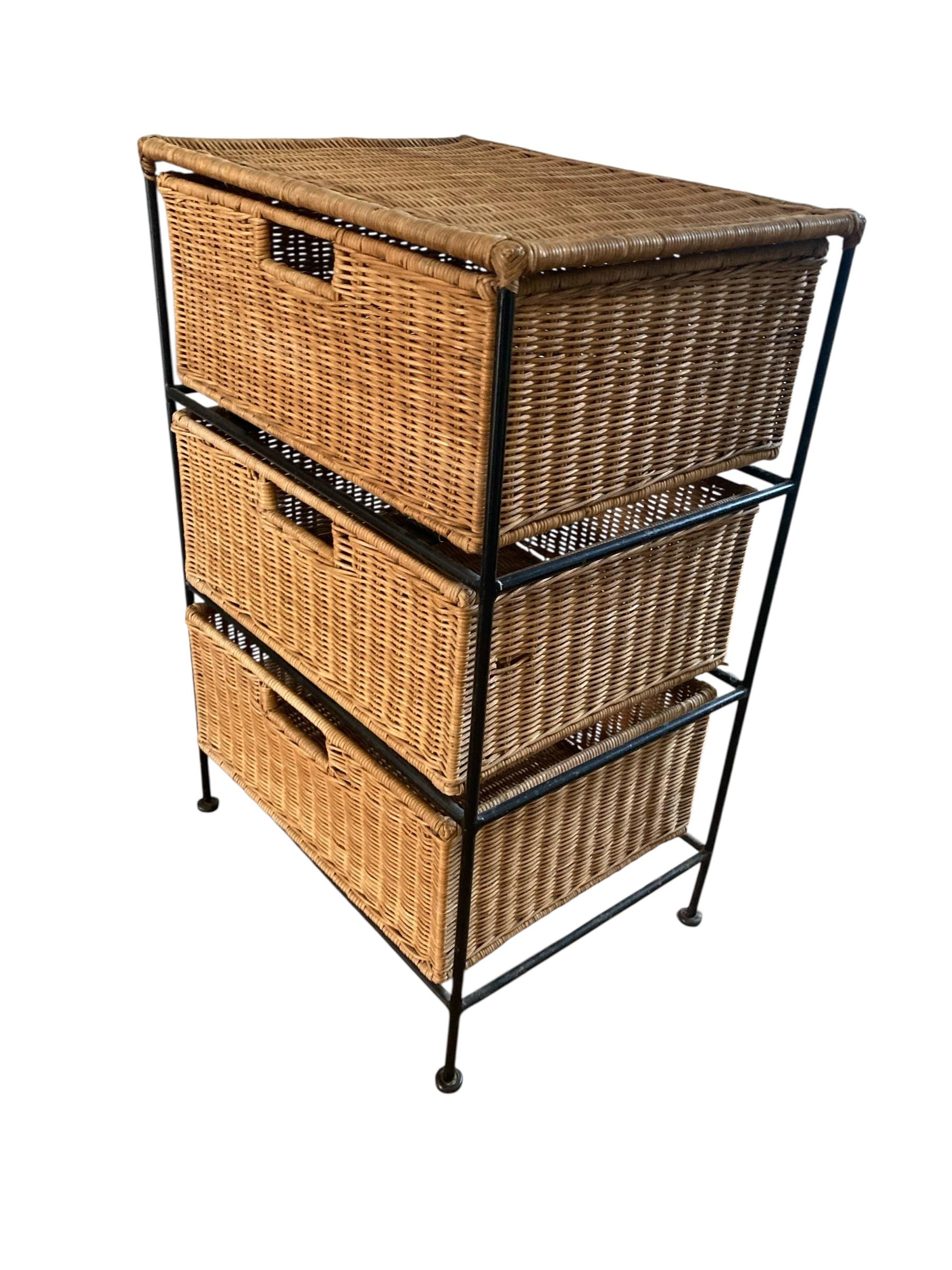 Vintage Boho Wicker Three Drawer Chest mit schmiedeeisernem Rahmen. Drei geräumige Schubladen, die sowohl Stil als auch Funktionalität bieten. Diese kleine Truhe aus strapazierfähigem MATERIAL bietet eine charmante, natürliche Ästhetik, die jeden
