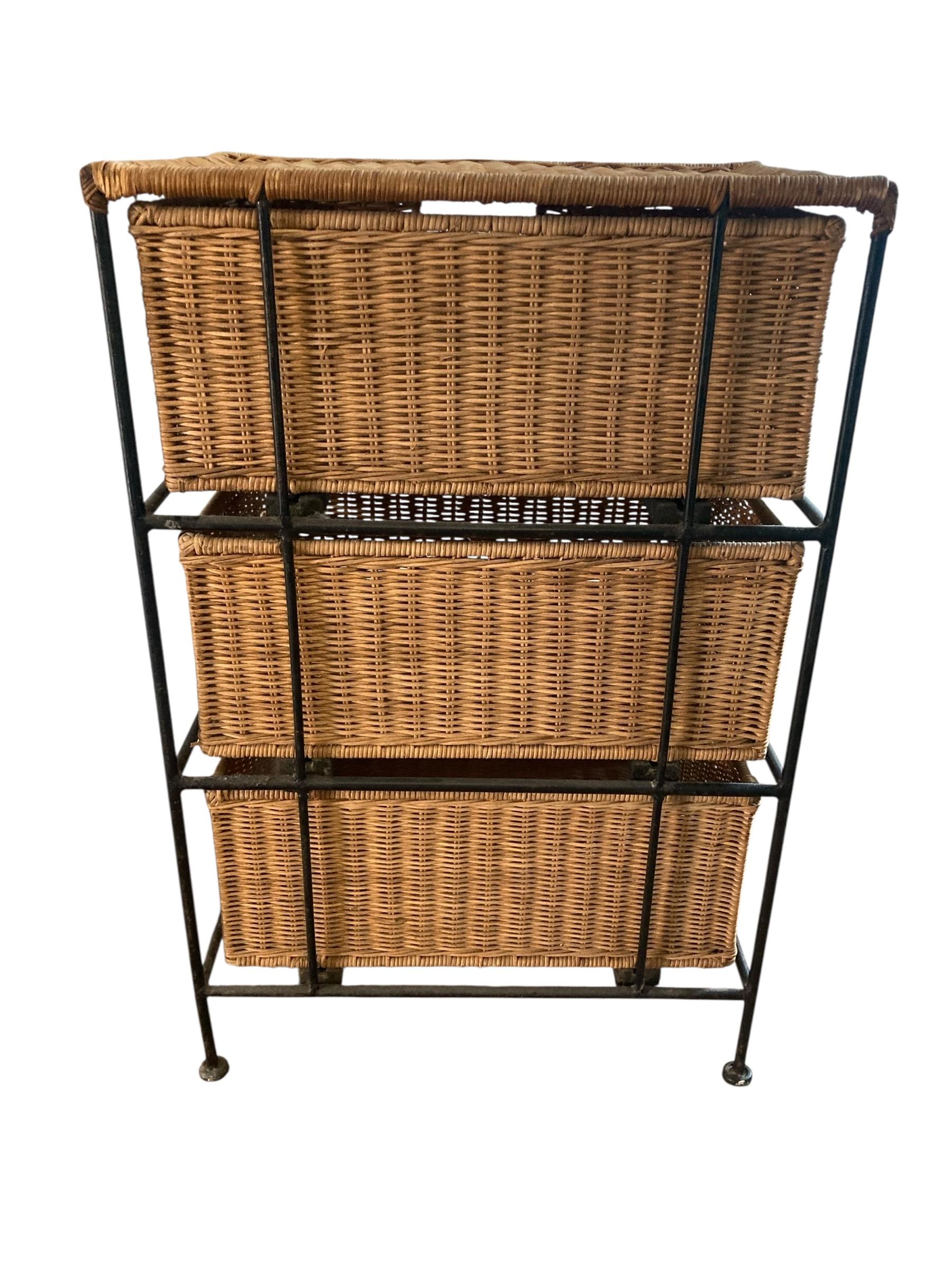 Vintage Boho Wicker Drei Schubladen Kommode mit schmiedeeisernen Rahmen (Böhmisch) im Angebot