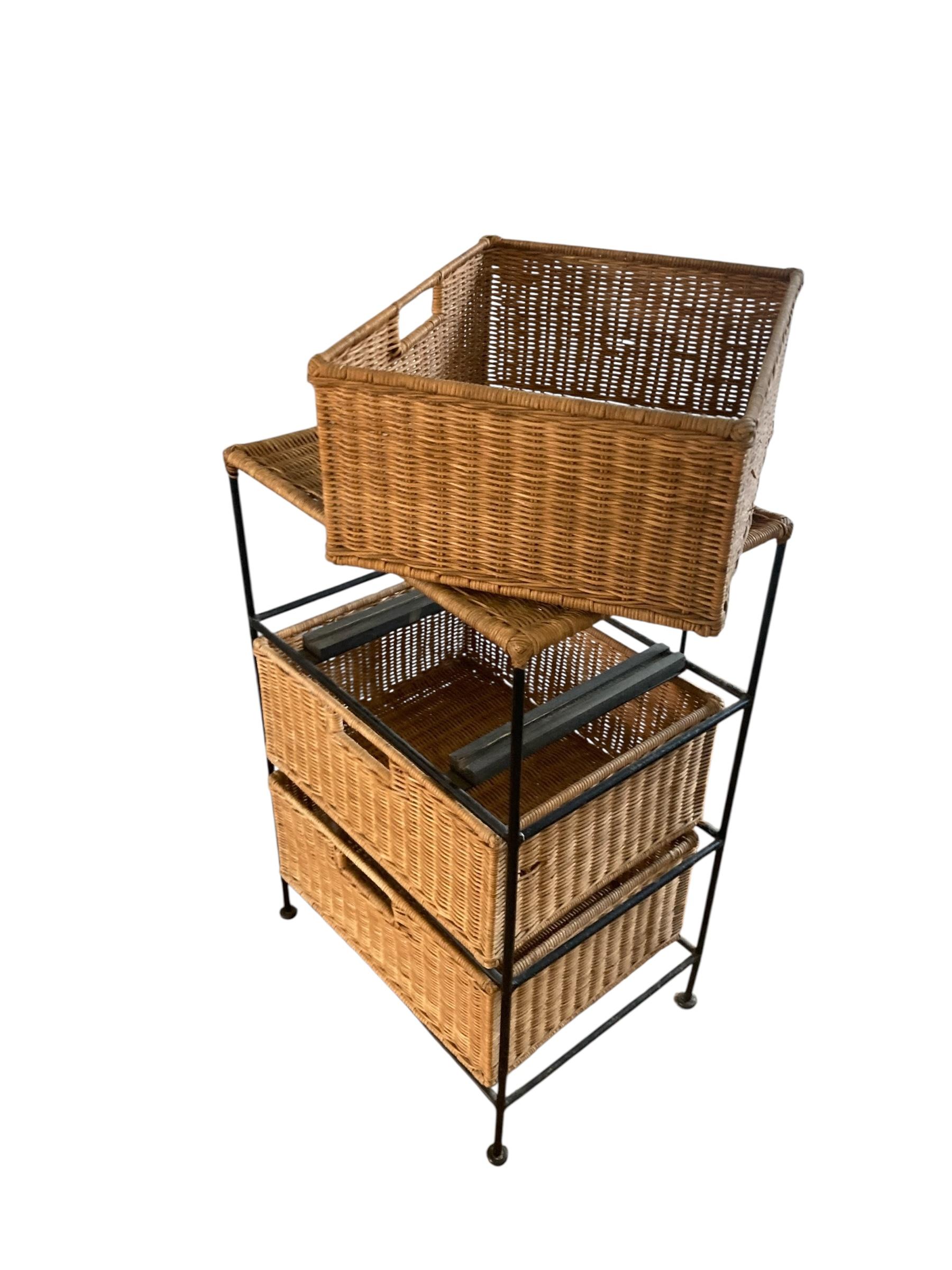Vintage Boho Wicker Drei Schubladen Kommode mit schmiedeeisernen Rahmen (Europäisch) im Angebot