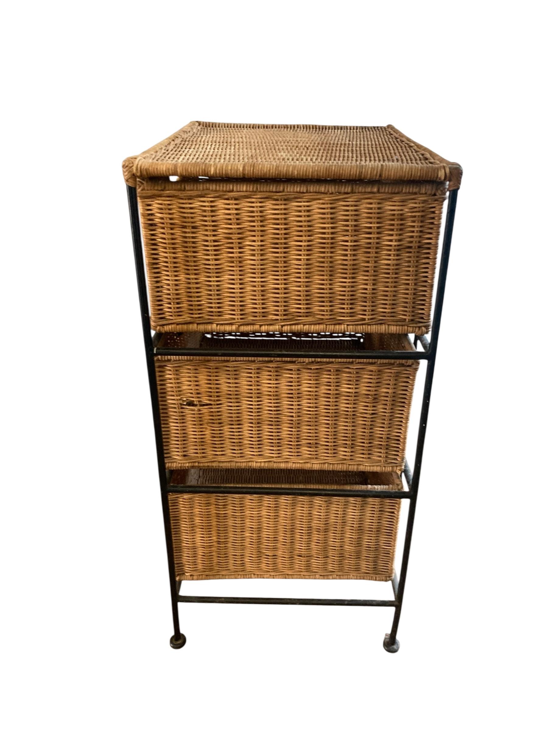 Vintage Boho Wicker Drei Schubladen Kommode mit schmiedeeisernen Rahmen im Zustand „Gut“ im Angebot in Bishop's Stortford, GB
