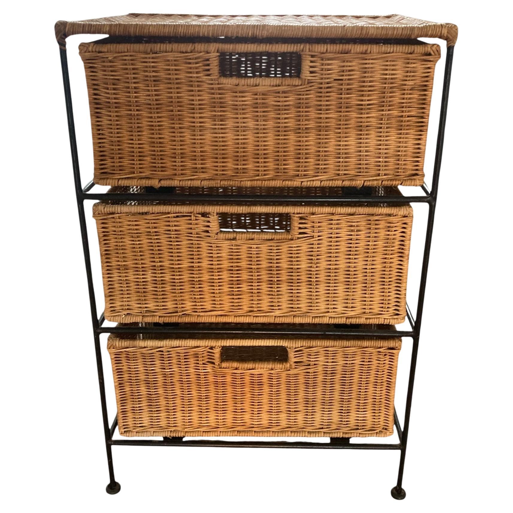 Vintage Boho Wicker Drei Schubladen Kommode mit schmiedeeisernen Rahmen im Angebot