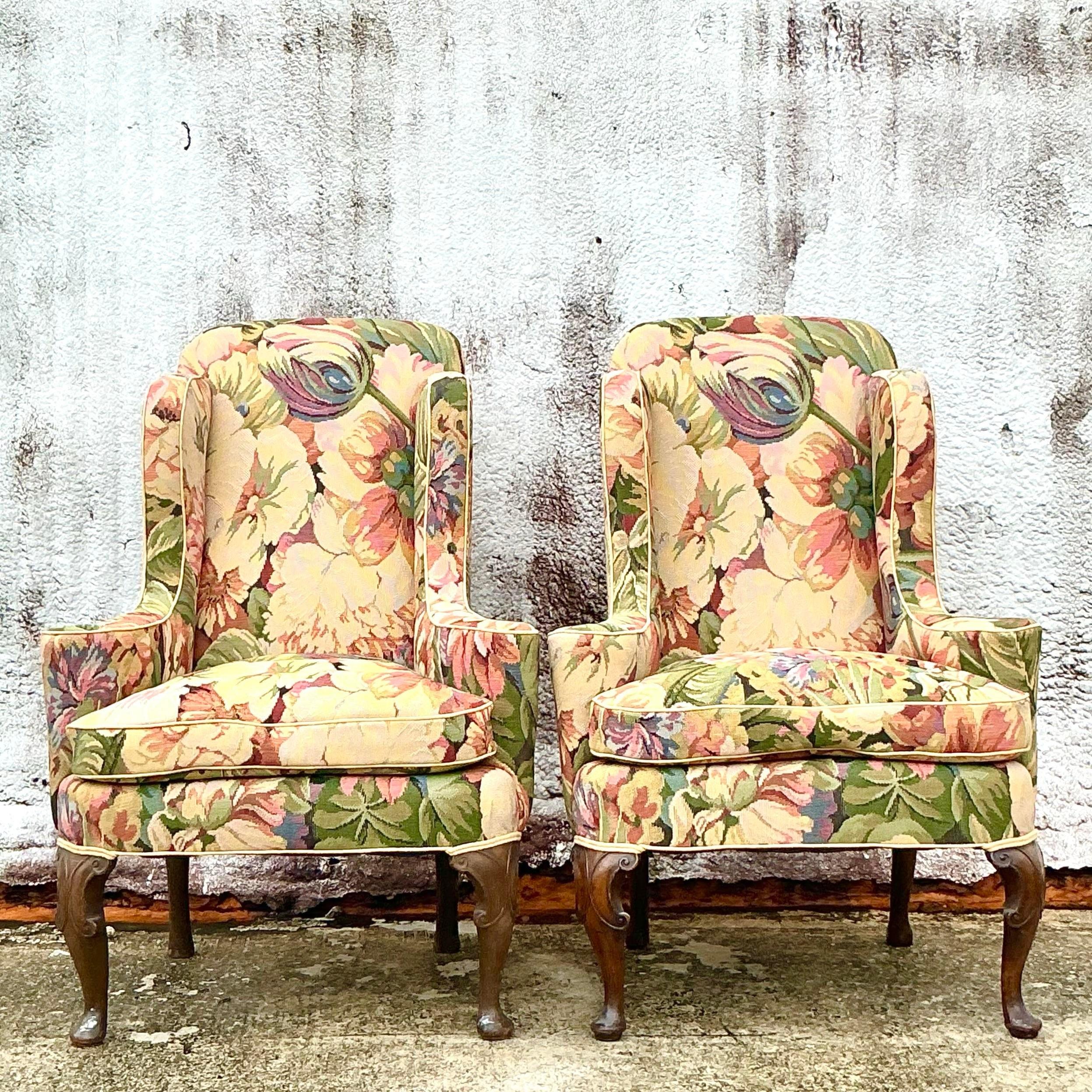 Élevez votre espace avec ces chaises à oreilles boho vintage, magnifiquement recouvertes de tissu floral Brunschwig & Fils. Le motif floral audacieux ajoute une touche ludique mais sophistiquée au design classique de la colonne vertébrale, offrant à