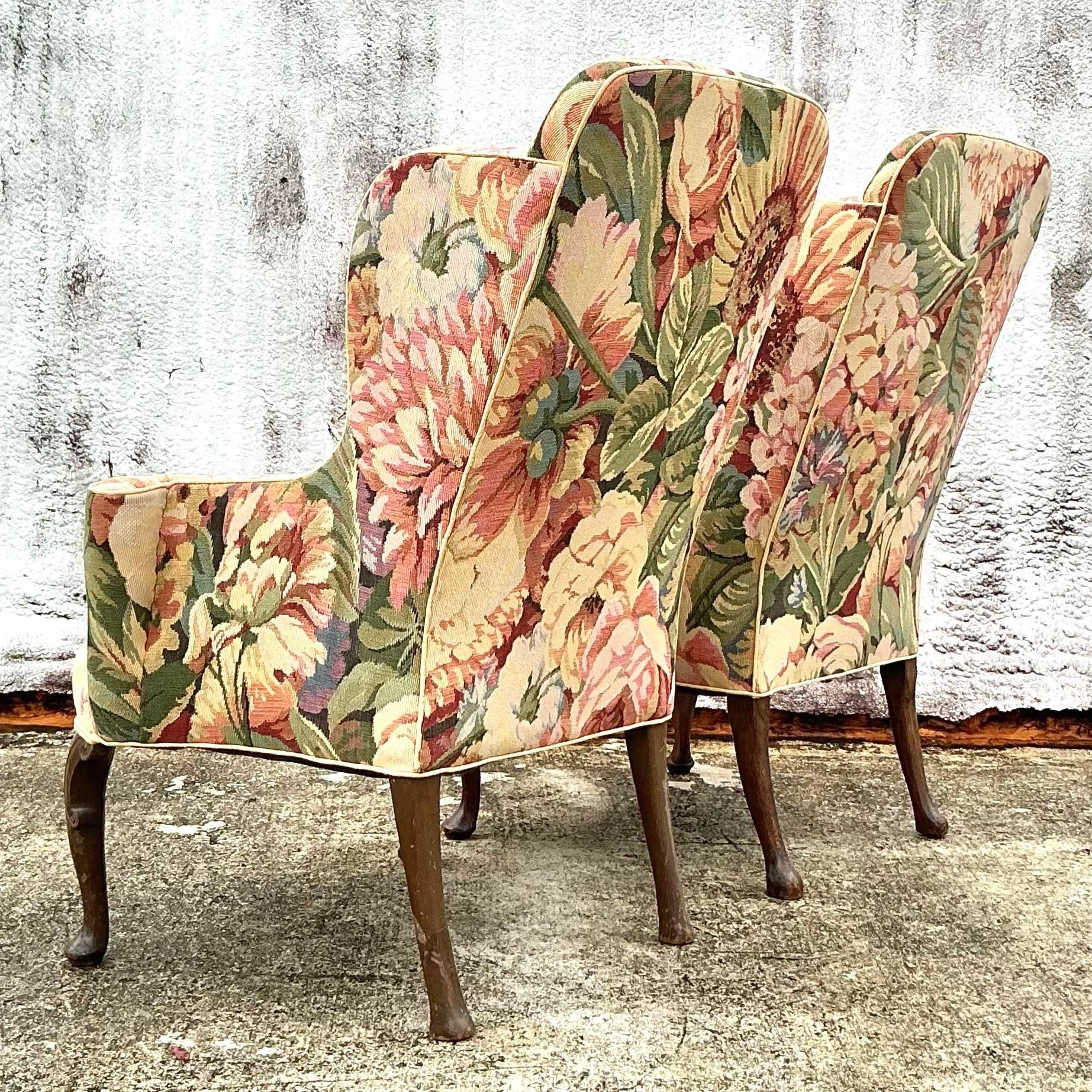 Queen Anne Paire de chaises Boho Wingback vintage à fleurs de Brunschwig et Fils en vente