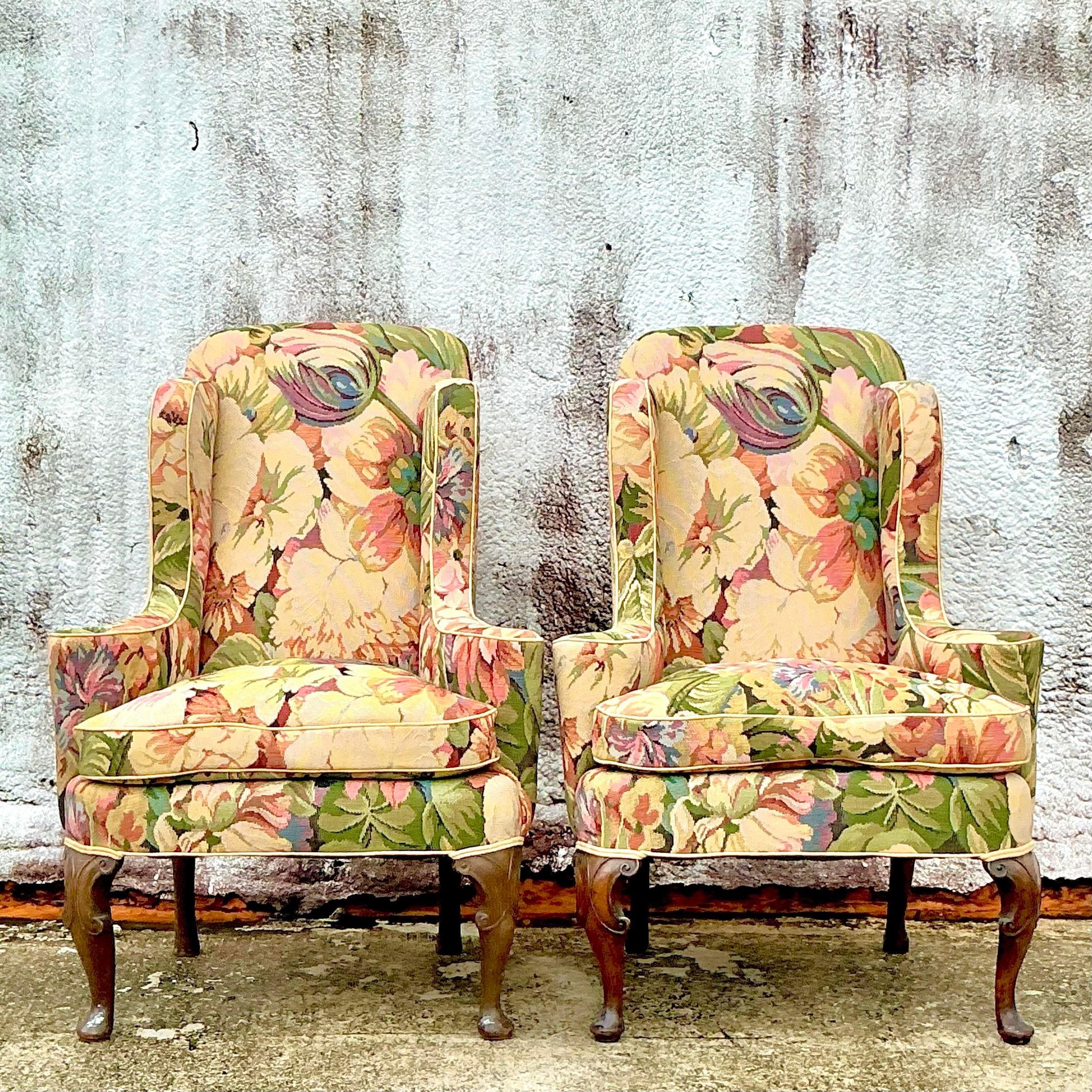 Américain Paire de chaises Boho Wingback vintage à fleurs de Brunschwig et Fils en vente