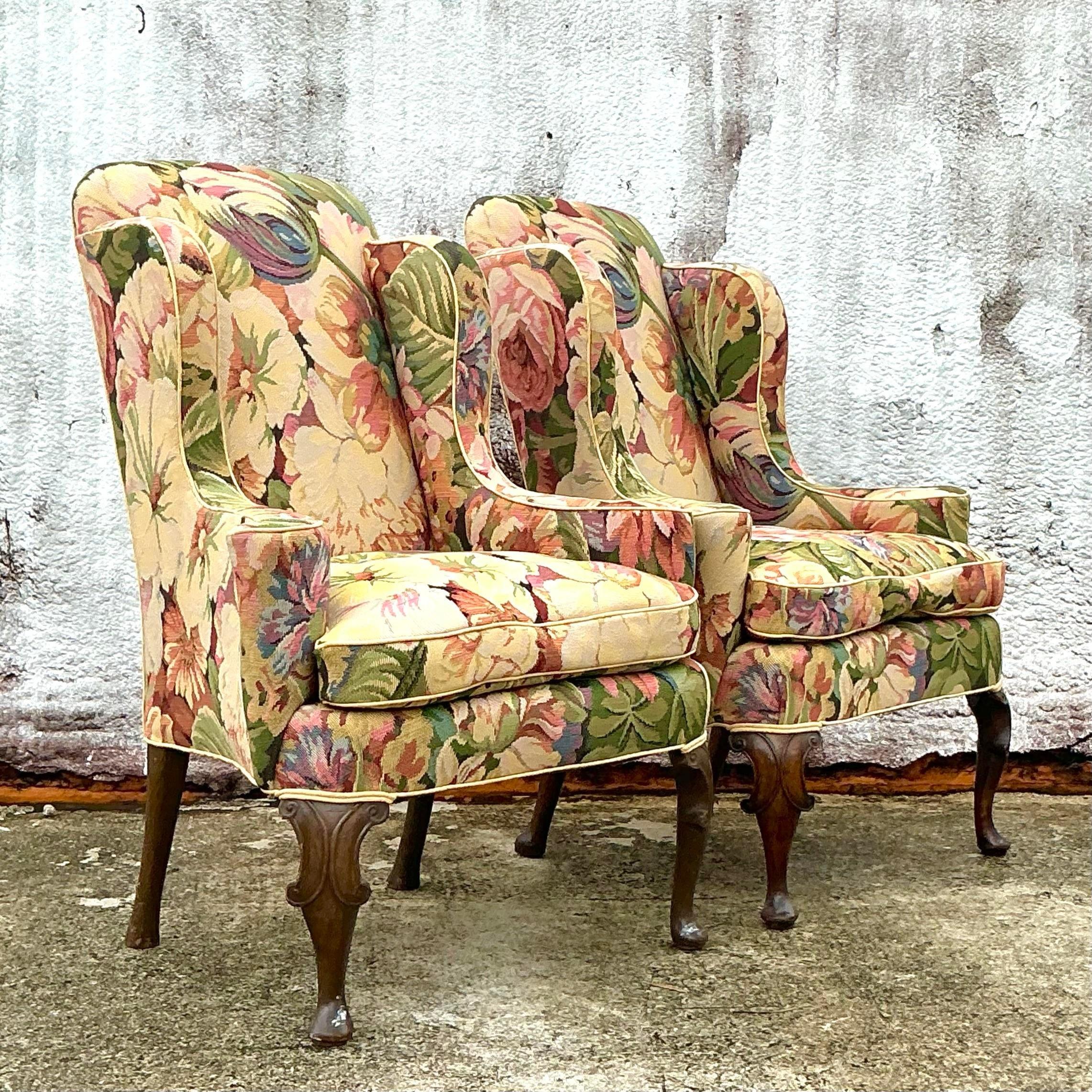 Paire de chaises Boho Wingback vintage à fleurs de Brunschwig et Fils Bon état - En vente à west palm beach, FL