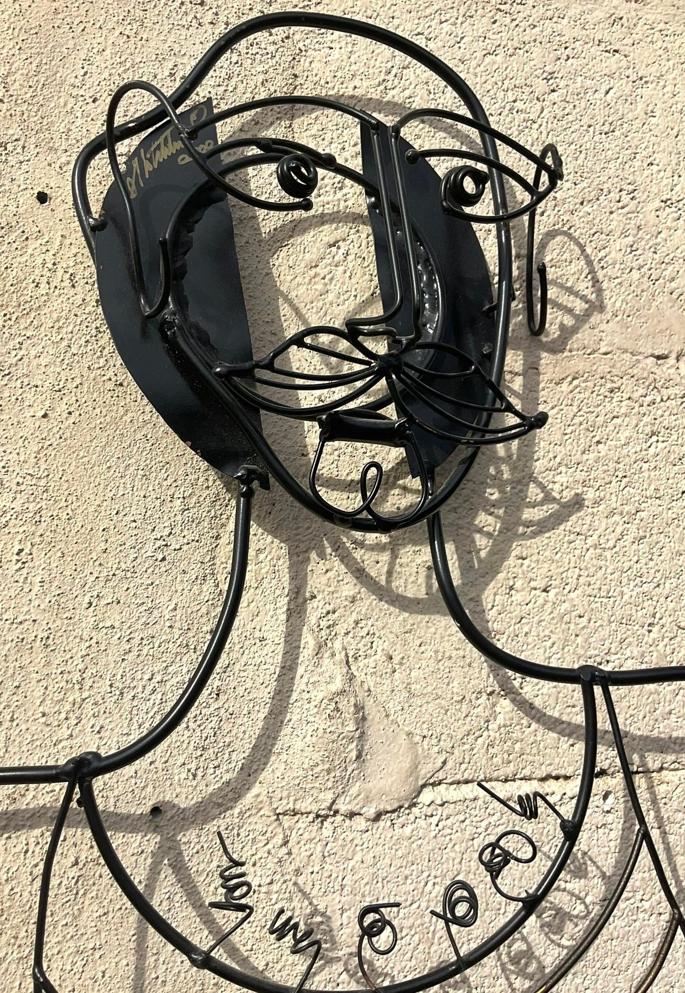 Un pezzo accattivante che cattura l'essenza libera dello stile bohémien. Realizzata a mano con intricati dettagli in filo metallico, questa scultura dona un tocco di fascino rustico e artistico a qualsiasi spazio. Perfetto per aggiungere un tocco