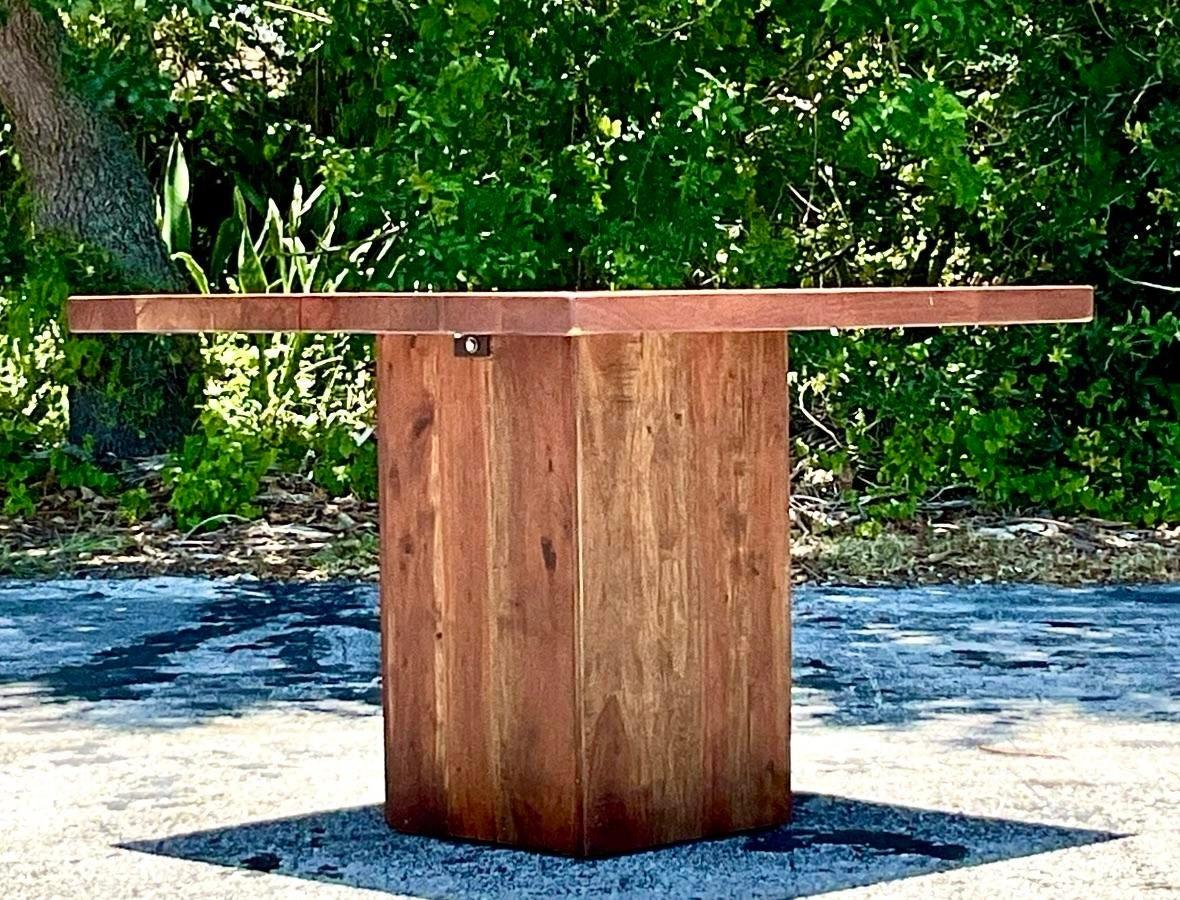Une table de jeu Boho vintage fabriquée à partir de planches de bois massif, dégageant un charme rustique avec sa finition naturelle et son attrait artisanal. Son design robuste le rend parfait pour les rassemblements décontractés ou les soirées de