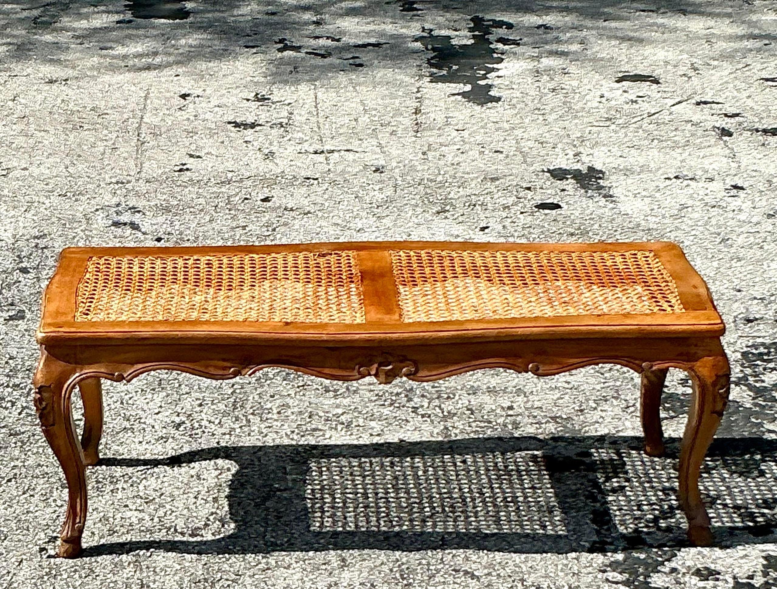 Questa panca vintage in canna intrecciata in stile boho combina una texture naturale con un design senza tempo, con una seduta in canna splendidamente lavorata e un robusto telaio in legno. La sua trama aperta e ariosa aggiunge una sensazione di
