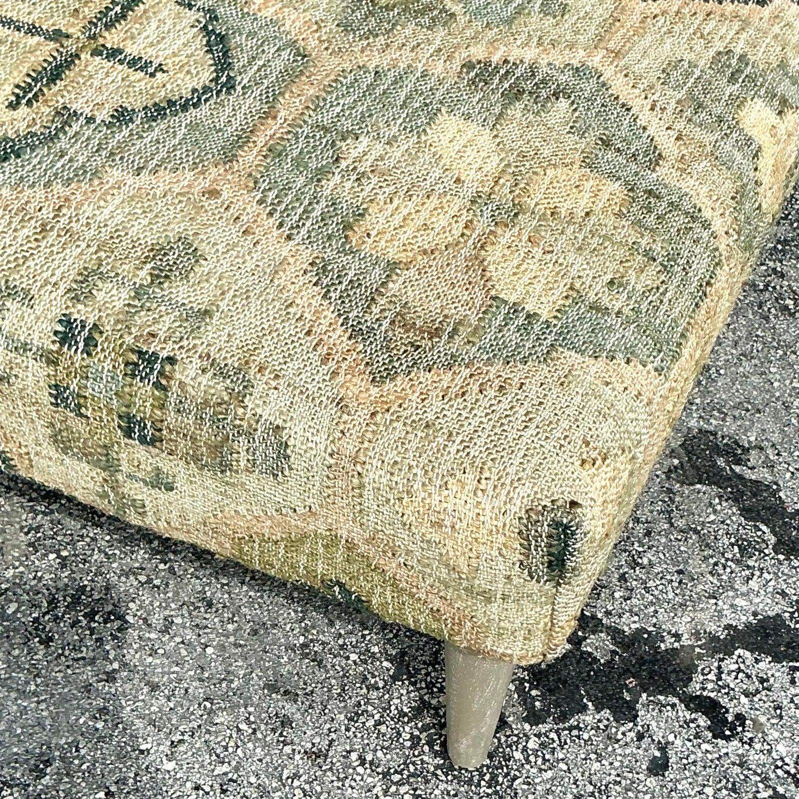 Infusez un caractère riche à votre espace en utilisant ce captivant ottoman vintage, mélangeant le charme du textile Boho avec les jambes élégantes du Mid-Century ! Recouvert d'un tissu tissé de style Kilim, il présente des motifs géométriques