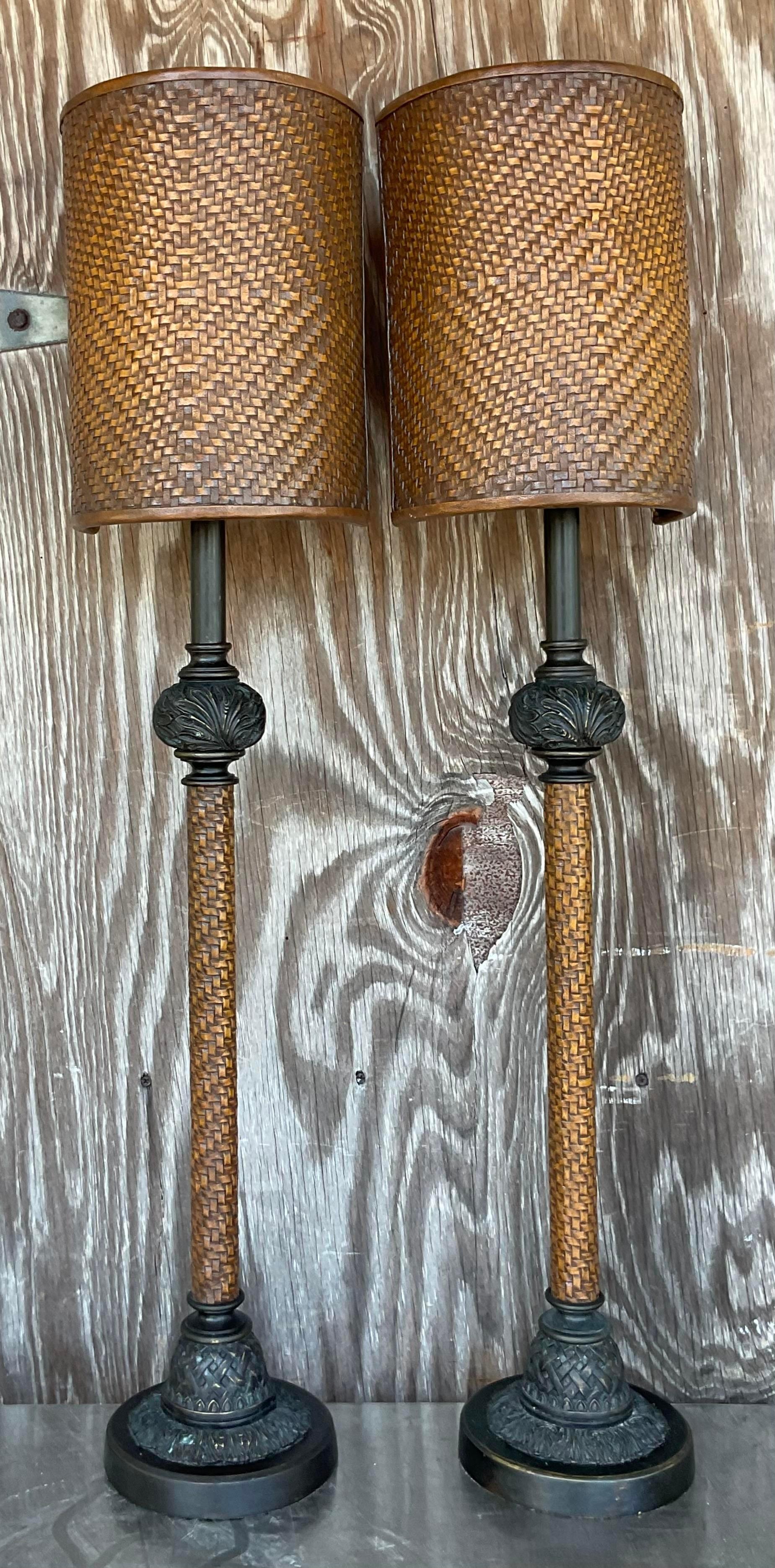 Realza tu espacio con el encanto ecléctico de estas Lámparas Candelabro Vintage Boho de Cuero Tejido. Este par, fabricado en EE.UU., presenta detalles de cuero entretejido y bases de candelabro clásicas, que combinan el estilo bohemio con la