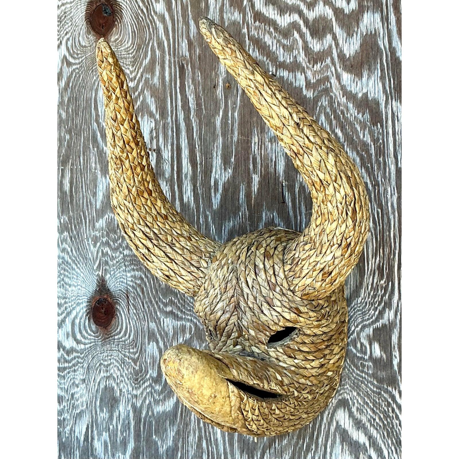 Aggiungi un tocco di fascino rustico al tuo spazio con questa scultura a testa di toro in rattan intrecciato vintage, unica nel suo genere. Sapientemente realizzato a mano, questo sorprendente pezzo da parete presenta una splendida struttura in
