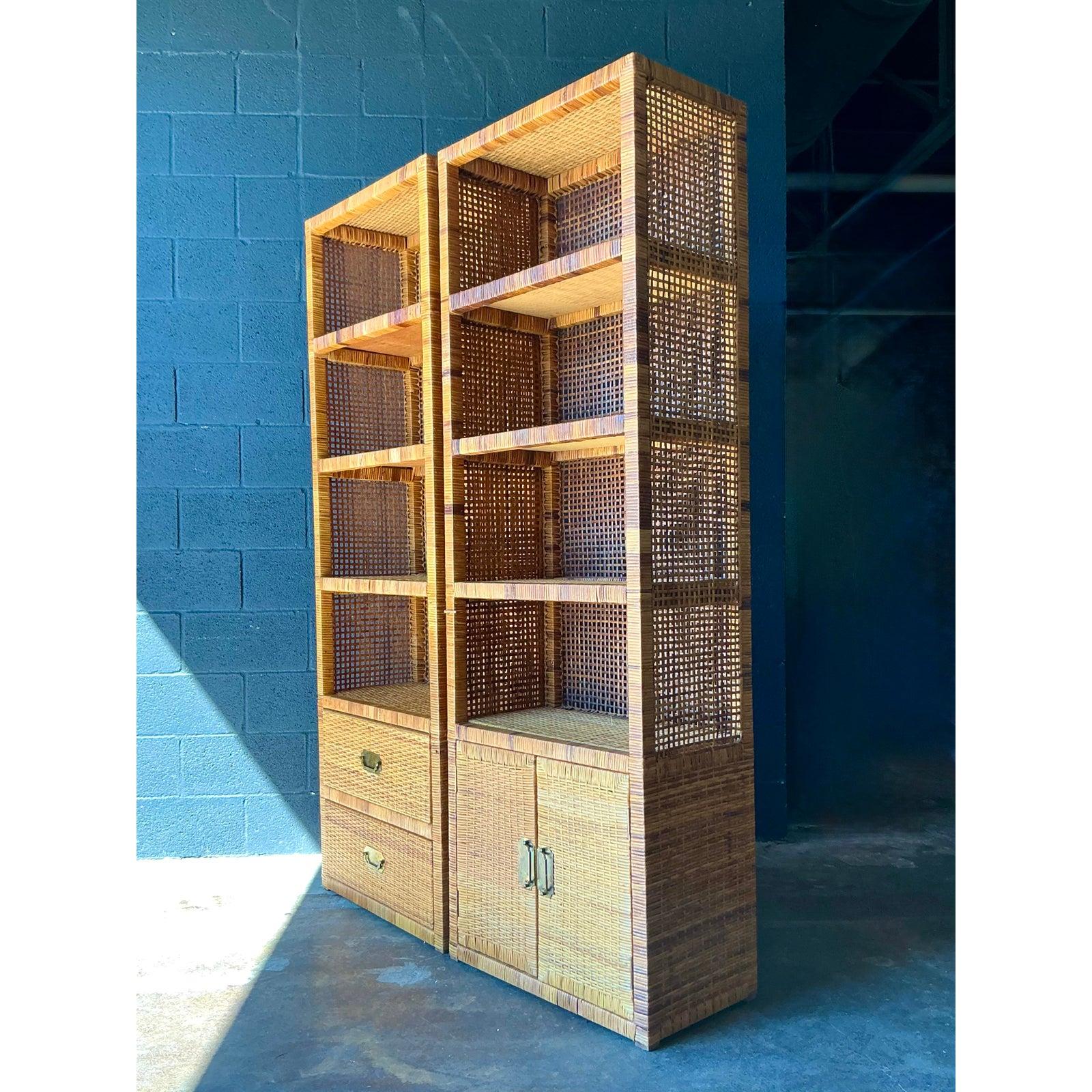 Dieses außergewöhnliche Paar Vintage-Etagèren verkörpert die entspannte und zugleich raffinierte Ästhetik des Coastal- und Boho-Designs der 1970er Jahre. Die vollständig aus dicht geflochtenem Rattan und Rohrgeflecht gefertigten, modularen Einheiten