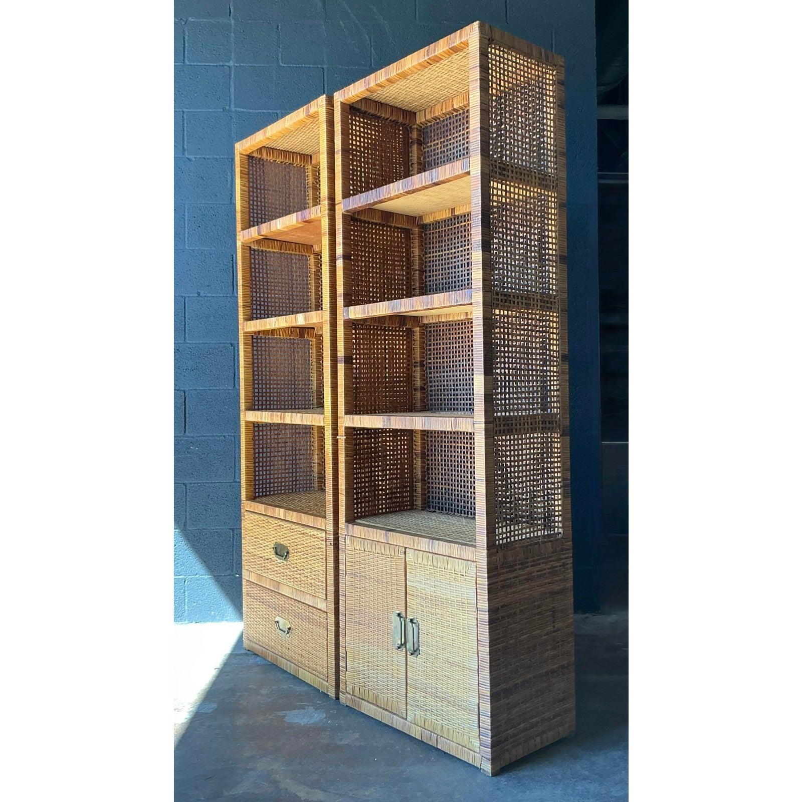 Vintage Boho gewebt Rattan Campaigner Etagere - ein Paar (Moderne der Mitte des Jahrhunderts) im Angebot