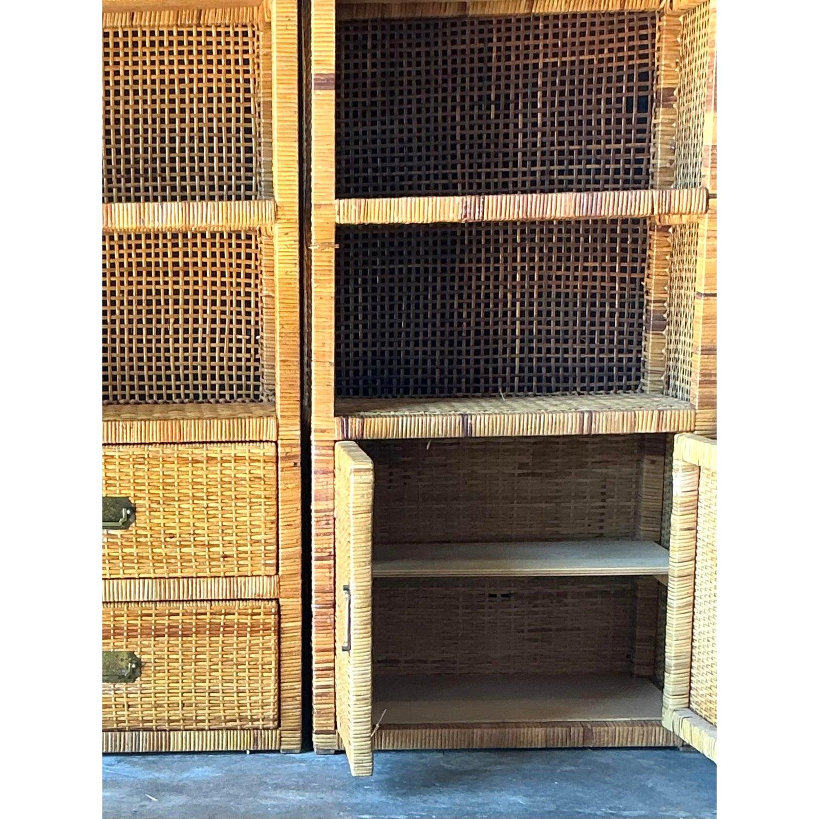 Vintage Boho gewebt Rattan Campaigner Etagere - ein Paar (Philippinisch) im Angebot