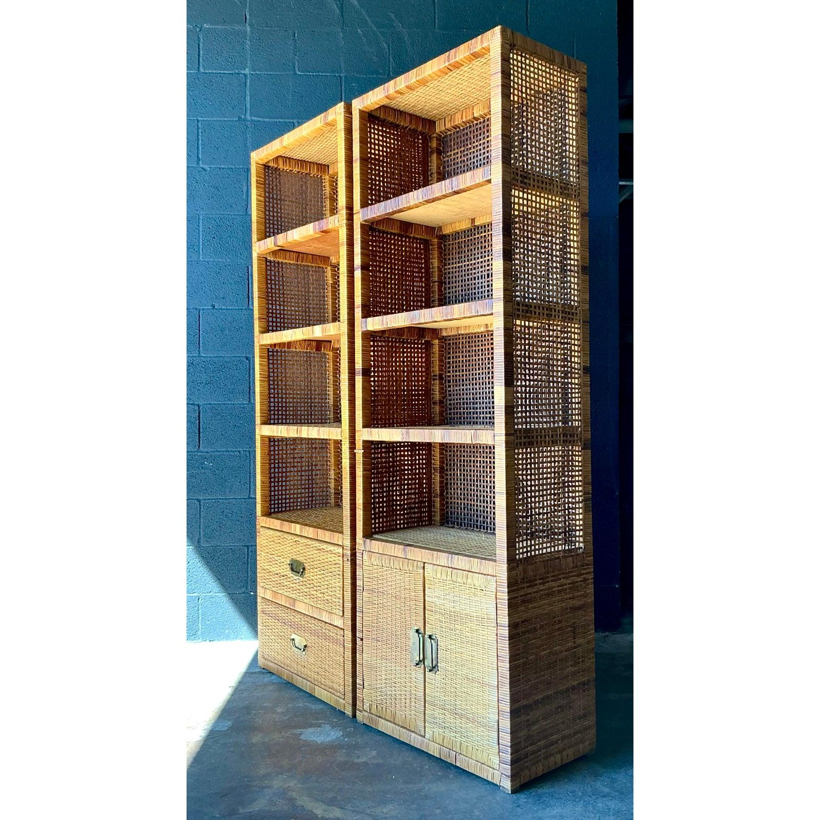 Vintage Boho gewebt Rattan Campaigner Etagere - ein Paar im Zustand „Gut“ im Angebot in West Palm Beach, FL