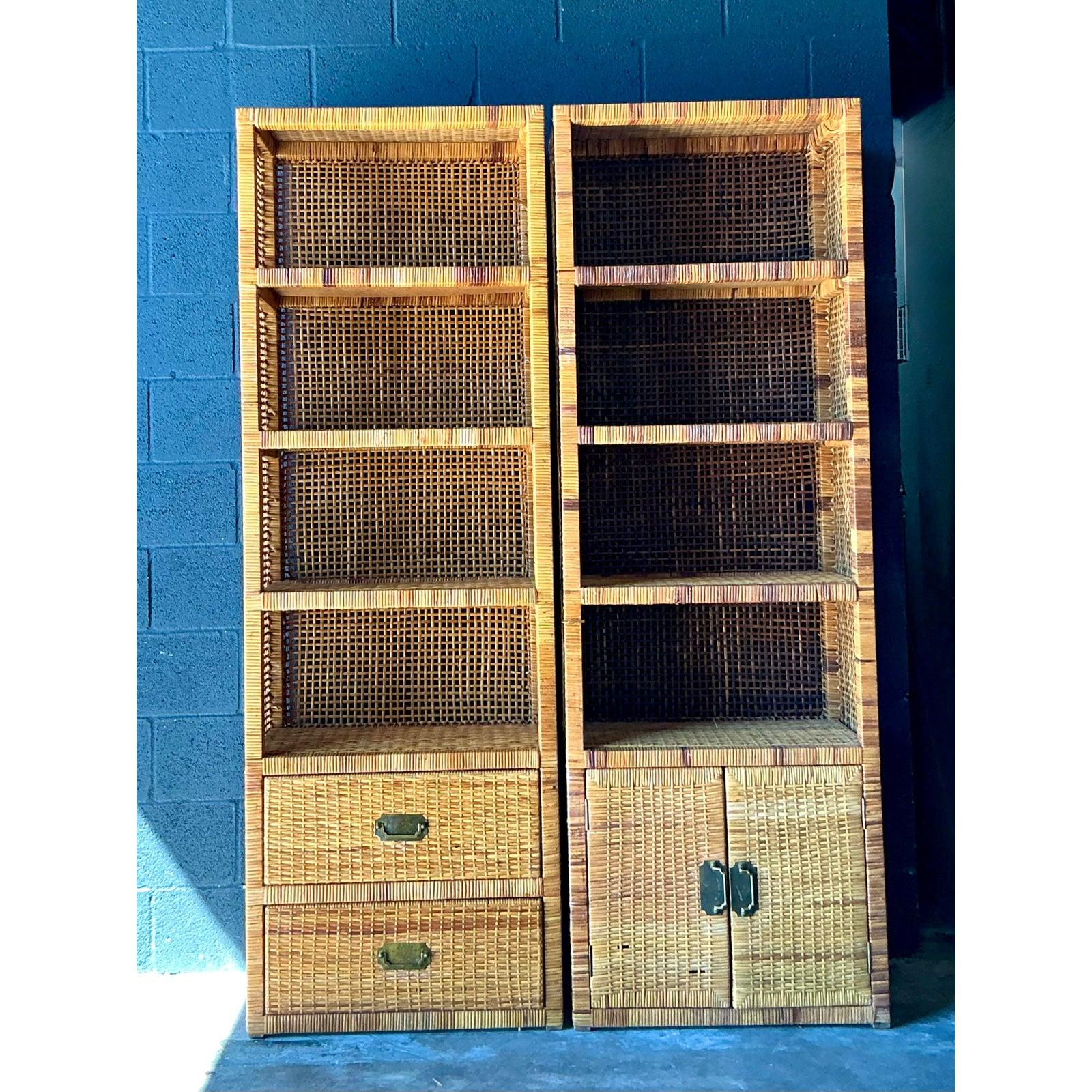 Vintage Boho gewebt Rattan Campaigner Etagere - ein Paar (20. Jahrhundert) im Angebot