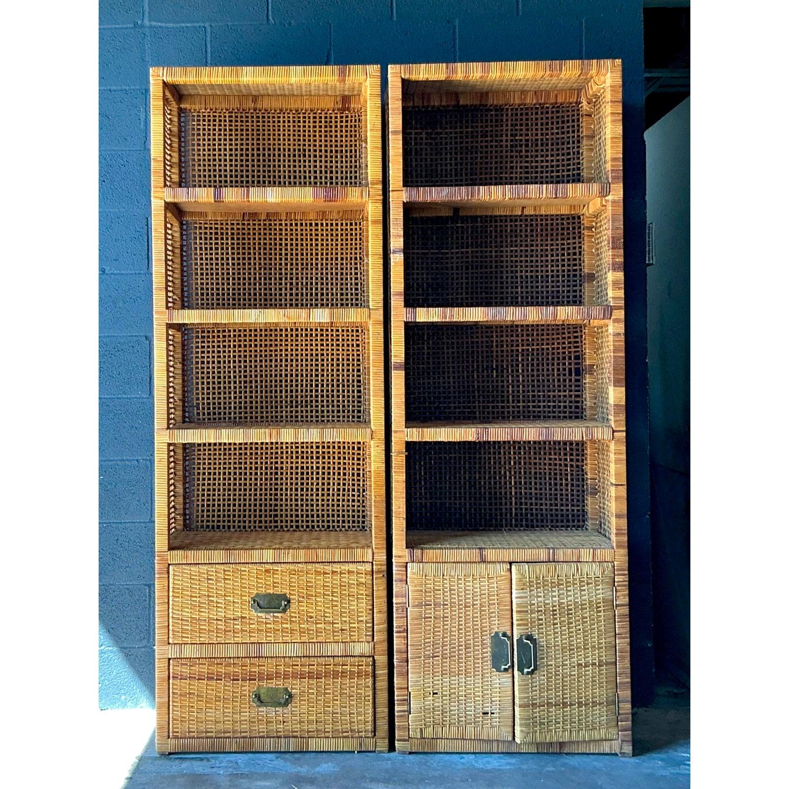 Vintage Boho gewebt Rattan Campaigner Etagere - ein Paar (Messing) im Angebot