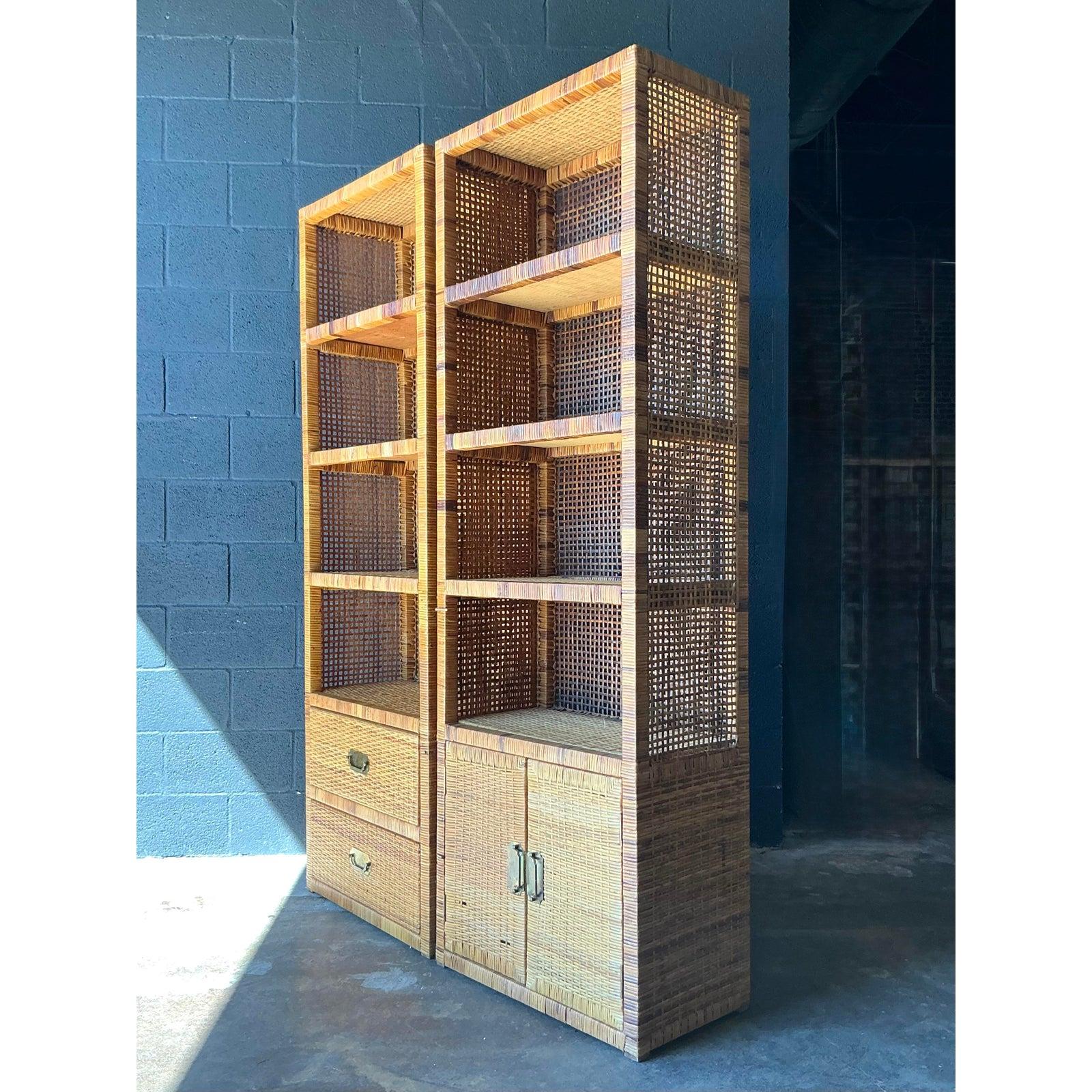 Vintage Boho gewebt Rattan Campaigner Etagere - ein Paar im Angebot 1