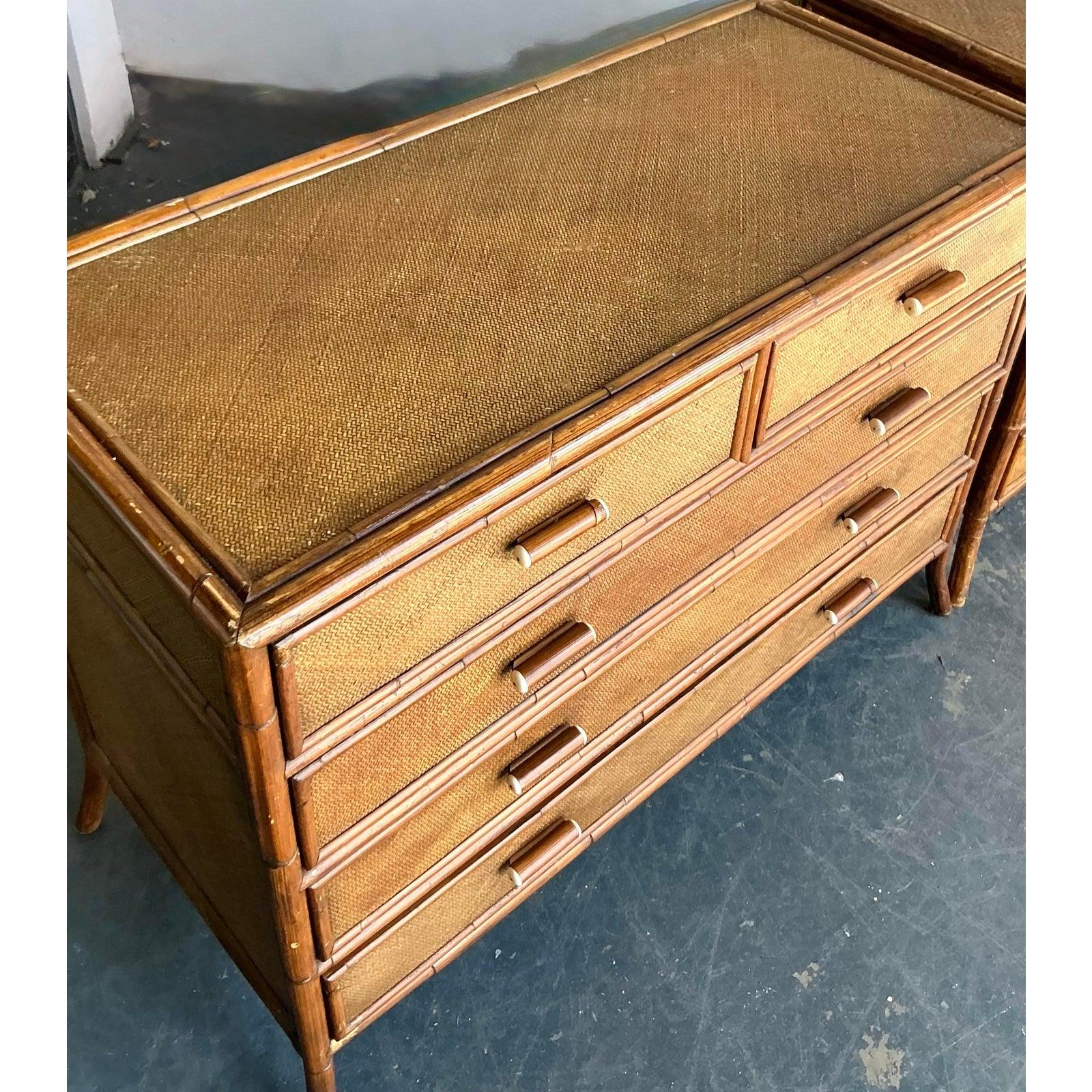 Questa sofisticata coppia di cassettiere vintage offre una texture ricca e una raffinatezza tropicale, perfettamente adatta agli interni Coastal o Hollywood Regency. Le cassapanche sono costruite con un telaio primario in bambù o rattan, con