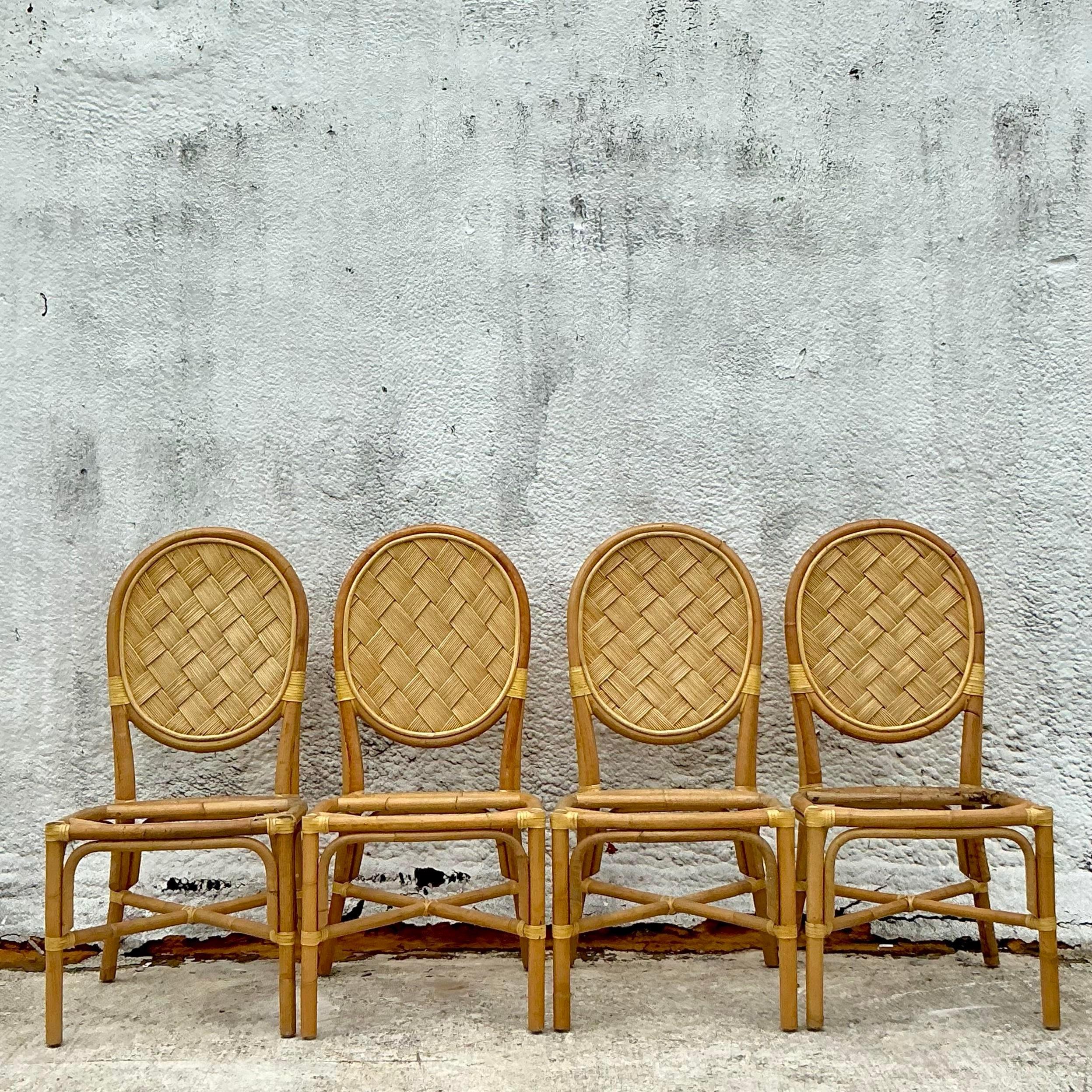 Le sedie da pranzo in rattan intrecciato Vintage Boho - Set di 4 sedie emanano un fascino bohémien americano grazie ai loro materiali naturali e all'eleganza rilassata. Queste sedie sono meticolosamente realizzate in rattan resistente, con
