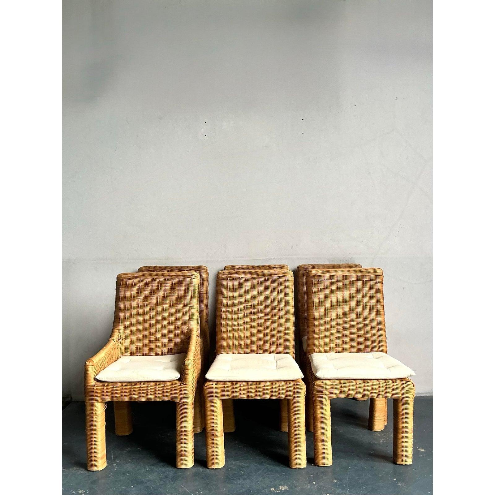 Verschönern Sie Ihren Essbereich oder Ihren Wintergarten mit diesem charmanten Set aus sechs Vintage-Esszimmerstühlen, die fachmännisch aus geflochtenem Rattan gefertigt sind. Diese Stühle, die eine reizvolle Mischung aus Boho-Chic und